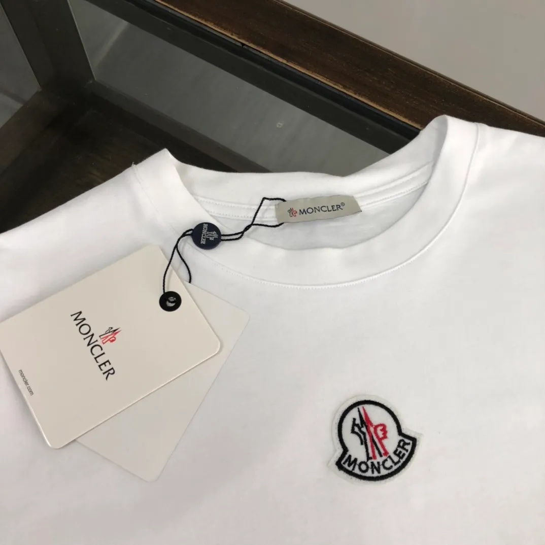 P150 Moncler/Moncler's new summer minimalist short-sleeved T-shirt. This T-shirt is the crystallization of Moncler's pure personality and functionality. It is specially designed to create a casual look. It is suitable for matching with various clothing. It is made of custom-woven high-density pure cotton fabric! Black White S-XL (larger version)