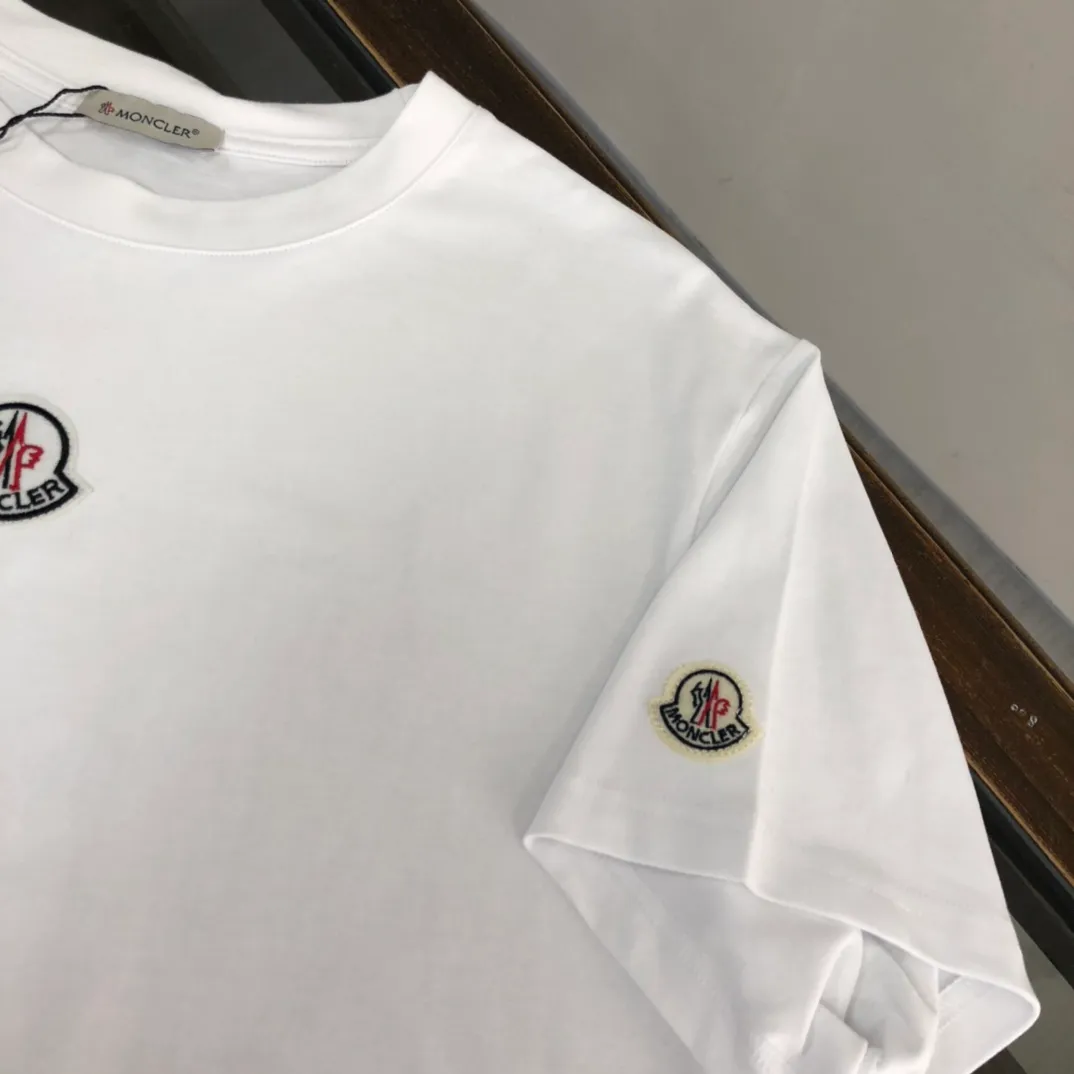 P150 Moncler/Moncler's new summer minimalist short-sleeved T-shirt. This T-shirt is the crystallization of Moncler's pure personality and functionality. It is specially designed to create a casual look. It is suitable for matching with various clothing. It is made of custom-woven high-density pure cotton fabric! Black White S-XL (larger version)