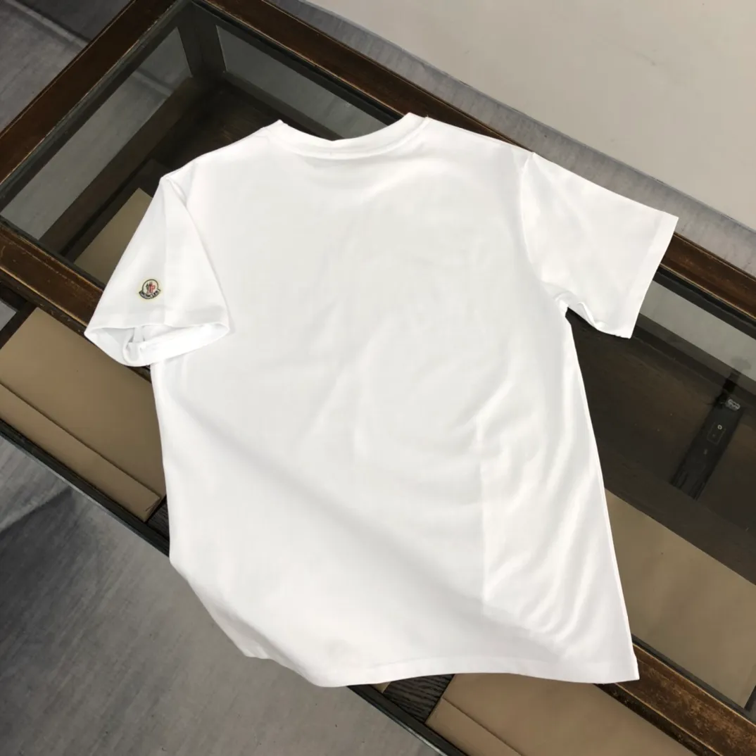 P150 Moncler/Moncler's new summer minimalist short-sleeved T-shirt. This T-shirt is the crystallization of Moncler's pure personality and functionality. It is specially designed to create a casual look. It is suitable for matching with various clothing. It is made of custom-woven high-density pure cotton fabric! Black White S-XL (larger version)