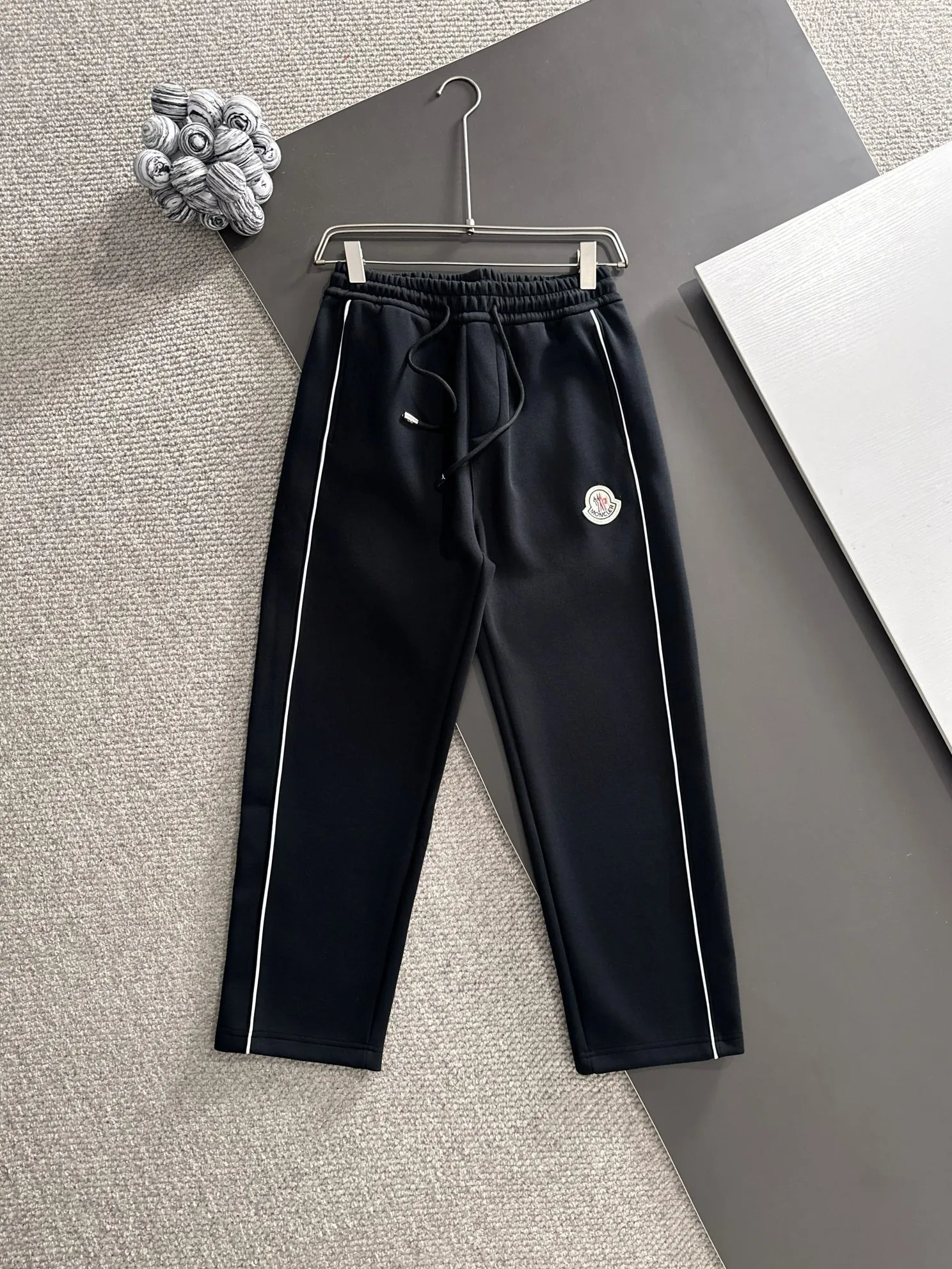 P310 MONCLER* (exclusive quality in the market) hot style 2꯭0꯭2꯭5 new autumn pants, original ⌚️ high version, masked. The fabric is made of 380g high-density double-sided Chinese custom fabric. It does not deform or shrink. The three-dimensional drape is amazing. Process introduction: The front and back panels are made of Behringer stacked show thousands of needle embroidery, chicken edges + wool labels, customized hardware accessories. Color: black SIZE：M-XXXL