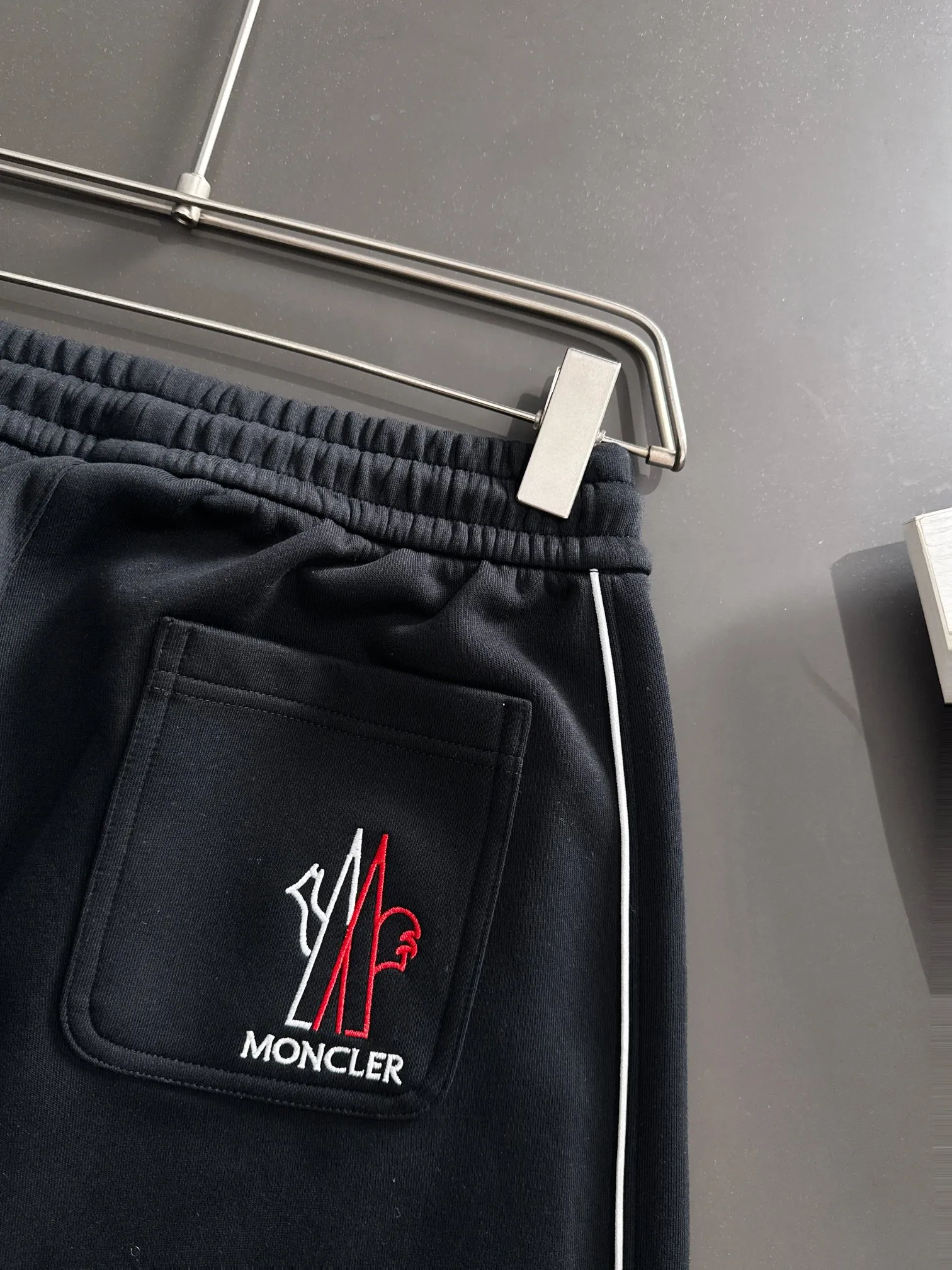 P310 MONCLER* (exclusive quality in the market) hot style 2꯭0꯭2꯭5 new autumn pants, original ⌚️ high version, masked. The fabric is made of 380g high-density double-sided Chinese custom fabric. It does not deform or shrink. The three-dimensional drape is amazing. Process introduction: The front and back panels are made of Behringer stacked show thousands of needle embroidery, chicken edges + wool labels, customized hardware accessories. Color: black SIZE：M-XXXL