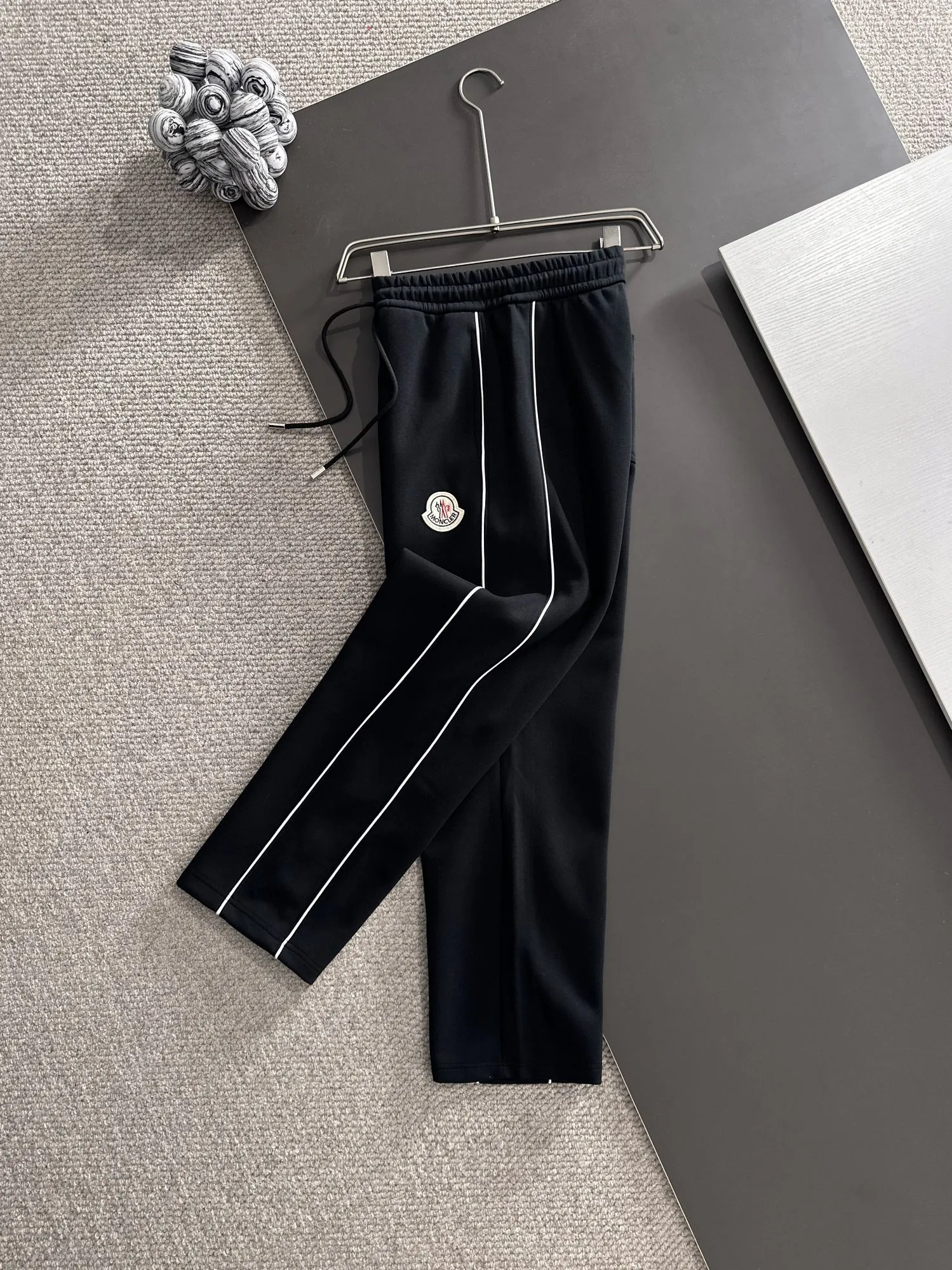 P310 MONCLER* (exclusive quality in the market) hot style 2꯭0꯭2꯭5 new autumn pants, original ⌚️ high version, masked. The fabric is made of 380g high-density double-sided Chinese custom fabric. It does not deform or shrink. The three-dimensional drape is amazing. Process introduction: The front and back panels are made of Behringer stacked show thousands of needle embroidery, chicken edges + wool labels, customized hardware accessories. Color: black SIZE：M-XXXL