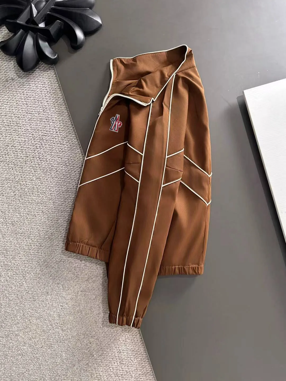 Next day shipping P720 MONCLER/Mongolian high quality 2025 autumn and winter new casual heavy industry suit exclusively developed by yb! High quality production! The top version of the trading company channel order, external orders for imported custom fabrics, high breathability and comfort, impeccable details, absolutely worth buying! This type of suit is also a must-have for lazy people. You don’t have to think about how to match it, you can just get it in one set! Brand element design concept, delicate and soft feel! It presents a casual cut and the upper body shape is great! On sale simultaneously on the official website! From a high-end men's positioning brand, the low-key luxury taste is irresistible! Exquisite workmanship and impeccable quality! The overall style is simple, fashionable and timeless, fully meeting the requirements of stylish and tasteful dressing! Sizes: S to XXL (or state your height and weight when placing an order)