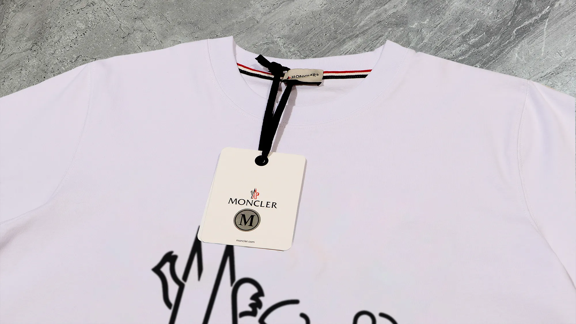 P210 High-version sweatshirt) [Long-term stock] 〖𝐌𝐎𝐍𝐂𝐋𝐄𝐑~Mask〗 Made of 440g heavy-weight fabric. It is different from the market currency. It can be matched with any variety and is properly handsome. 😎The whole dress is made of double waistcoats. The double waistcoats make the whole dress more three-dimensional. Not ordinary factories can do such fine work. 2025 Spring runway version of the T stage, on sale at the counter, round neck terry sweatshirt, high-end double-strand pure cotton, custom-made stretch ribs, dyed in the same vat, complete with three standards, matched with exquisite embroidered LOGO on the chest, simple and advanced, same style for men and women. Color: black, apricot, white, size: S M L XL 2XL