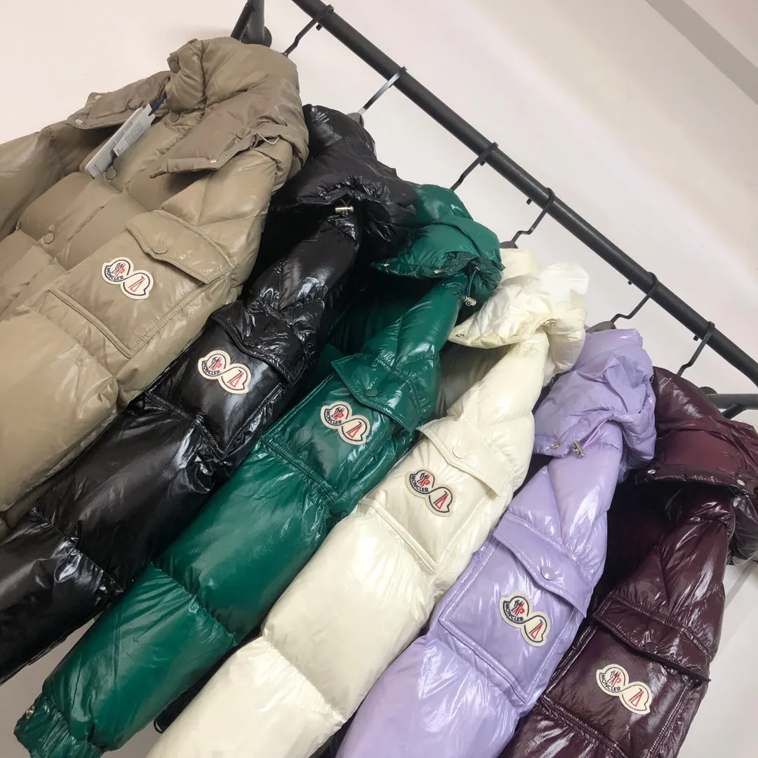 P800 Moncler Maya 70 short down jacket, lavender. The iconic men's Moncler Maya 70 down jacket is highly recognizable and specially designed to celebrate the brand's 70th anniversary. The Moncler Maya down jacket has been reinterpreted specifically to celebrate Moncler's 70th anniversary, and the iconic silhouette has been refreshed in new colors. A classic example of the brand's DNA, it's made from shiny lacquered nylon and embellished with signature rectangular quilting. A classic, cropped design that spans seasons and fashions, the removable hood features a statement silhouette, removable hood and adjustable hem. The sleeves are decorated with the brand's signature classic patch pockets and a patchwork logo designed to celebrate the 70th anniversary. Color: black, ivory white, basalt gray, purple, cabin brown, forest green, code number: 1-2-3-4-5 (M～3xl)