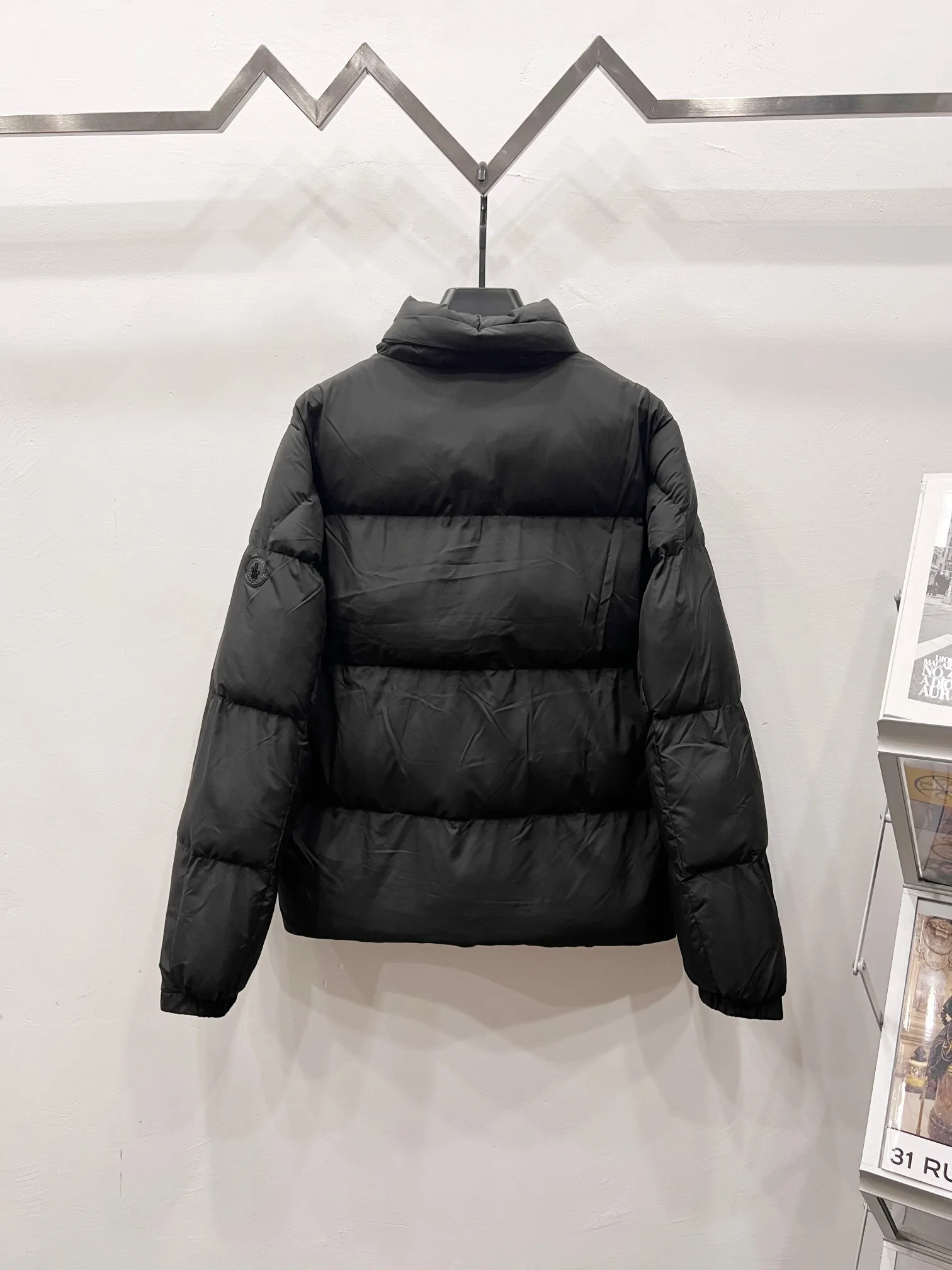 P490 Style No.: (B019) Moncler & Mongolian original 1:1 customized hardware accessories are all imported and original customized. Welcome to compare at the counter. Absolutely high quality. Use top 90 white duck down. Super soft and fluffy. Super heavy workmanship. The fabric is exquisite in workmanship and the pattern is perfect. Note⚠The fabric is super comfortable for both men and women (the first time I make a down jacket this year. The running price is very cost-effective and breaks the ceiling) [Top fabric + features: ✅The down content is 95 down, and the gram weight is about 320g. ✅The whole body is fully printed with LOGO. ✅Introducing a sense of fashion and luxury to achieve double standards of warmth and style. ✅It needs to be customized separately. It is very thick and has a three-dimensional and full feeling from 360 degrees! ✅The down jacket uses a double-layer anti-down liner design! Super windproof performance ✅Hardware 1:1 fully customized ZP craftsmanship: spot heavy goods! The highest version is produced by the same celebrity couple and must be good. This down jacket uses a double-layer anti-velvet liner design! It has super windproof performance and will be very warm when worn in winter! Filled with white duck down, the fluffiness is high, and it can be worn at minus ten degrees Celsius❗ Color: black Size: M-L-XL-XXL