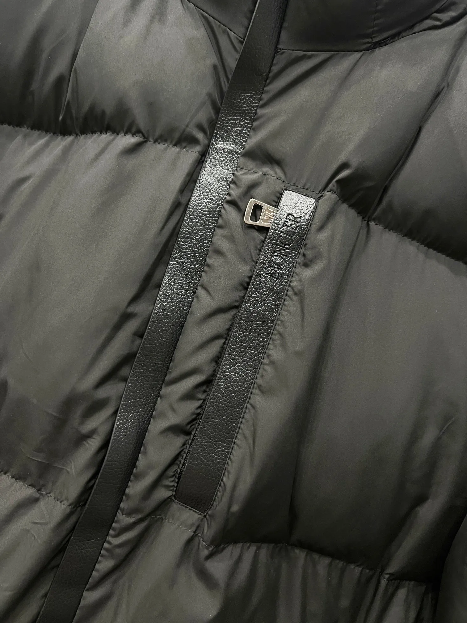 P490 Style No.: (B019) Moncler & Mongolian original 1:1 customized hardware accessories are all imported and original customized. Welcome to compare at the counter. Absolutely high quality. Use top 90 white duck down. Super soft and fluffy. Super heavy workmanship. The fabric is exquisite in workmanship and the pattern is perfect. Note⚠The fabric is super comfortable for both men and women (the first time I make a down jacket this year. The running price is very cost-effective and breaks the ceiling) [Top fabric + features: ✅The down content is 95 down, and the gram weight is about 320g. ✅The whole body is fully printed with LOGO. ✅Introducing a sense of fashion and luxury to achieve double standards of warmth and style. ✅It needs to be customized separately. It is very thick and has a three-dimensional and full feeling from 360 degrees! ✅The down jacket uses a double-layer anti-down liner design! Super windproof performance ✅Hardware 1:1 fully customized ZP craftsmanship: spot heavy goods! The highest version is produced by the same celebrity couple and must be good. This down jacket uses a double-layer anti-velvet liner design! It has super windproof performance and will be very warm when worn in winter! Filled with white duck down, the fluffiness is high, and it can be worn at minus ten degrees Celsius❗ Color: black Size: M-L-XL-XXL