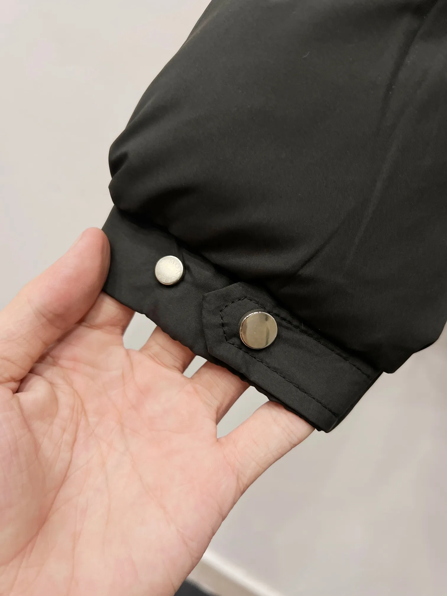 P490 Style No.: (B019) Moncler & Mongolian original 1:1 customized hardware accessories are all imported and original customized. Welcome to compare at the counter. Absolutely high quality. Use top 90 white duck down. Super soft and fluffy. Super heavy workmanship. The fabric is exquisite in workmanship and the pattern is perfect. Note⚠The fabric is super comfortable for both men and women (the first time I make a down jacket this year. The running price is very cost-effective and breaks the ceiling) [Top fabric + features: ✅The down content is 95 down, and the gram weight is about 320g. ✅The whole body is fully printed with LOGO. ✅Introducing a sense of fashion and luxury to achieve double standards of warmth and style. ✅It needs to be customized separately. It is very thick and has a three-dimensional and full feeling from 360 degrees! ✅The down jacket uses a double-layer anti-down liner design! Super windproof performance ✅Hardware 1:1 fully customized ZP craftsmanship: spot heavy goods! The highest version is produced by the same celebrity couple and must be good. This down jacket uses a double-layer anti-velvet liner design! It has super windproof performance and will be very warm when worn in winter! Filled with white duck down, the fluffiness is high, and it can be worn at minus ten degrees Celsius❗ Color: black Size: M-L-XL-XXL