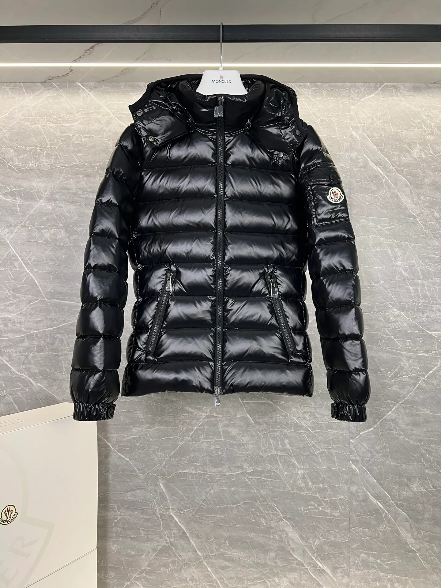 P660 Down ⬆️Moncler Bady classic short women's down jacket jacket Bady women's short down jacket is a classic Moncler item with high brand recognition. Made of lacquered nylon and available in many colors, this is a popular product.  The Bady women's down jacket is made of shiny patented nylon and features signature rectangular quilting, embodying Moncler style. A sleek, classic cropped design with a statement silhouette, removable hood and adjustable hem. The cuffs are embellished with classic patch pockets, showcasing the brand's signature style. Details •Made from nylon laqué fabric •Nylon laqué lining •Filled with down •Removable hood with snap fastening and adjustable elastic drawstring •Flip patch pockets on sleeves •Zip closure •Zip pockets •Adjustable elastic cuffs Size: 1, 2, 3, 4, 5,