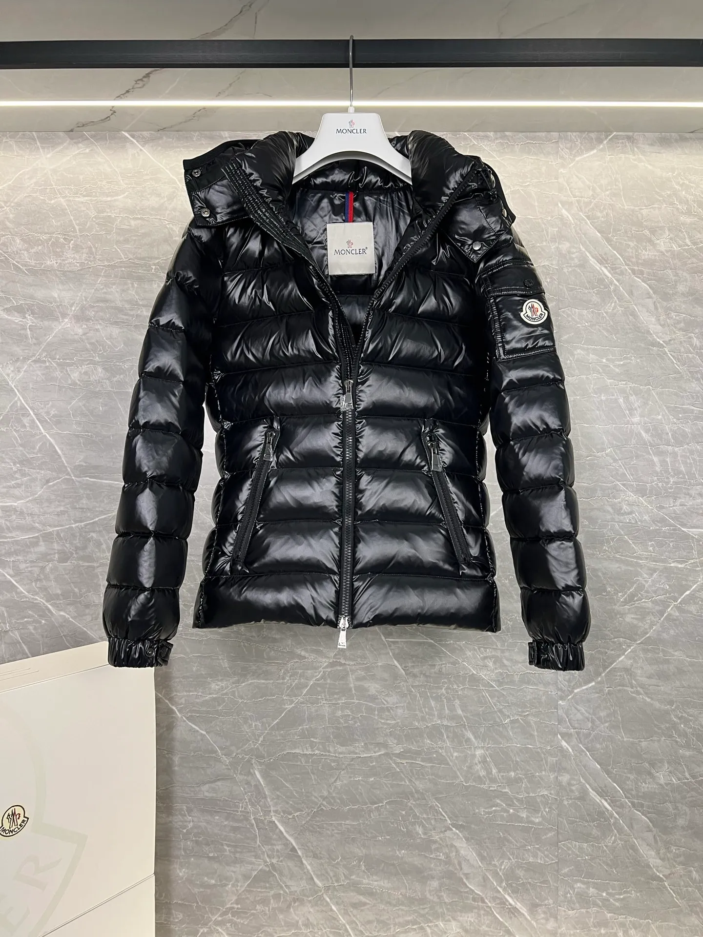 P660 Down ⬆️Moncler Bady classic short women's down jacket jacket Bady women's short down jacket is a classic Moncler item with high brand recognition. Made of lacquered nylon and available in many colors, this is a popular product.  The Bady women's down jacket is made of shiny patented nylon and features signature rectangular quilting, embodying Moncler style. A sleek, classic cropped design with a statement silhouette, removable hood and adjustable hem. The cuffs are embellished with classic patch pockets, showcasing the brand's signature style. Details •Made from nylon laqué fabric •Nylon laqué lining •Filled with down •Removable hood with snap fastening and adjustable elastic drawstring •Flip patch pockets on sleeves •Zip closure •Zip pockets •Adjustable elastic cuffs Size: 1, 2, 3, 4, 5,