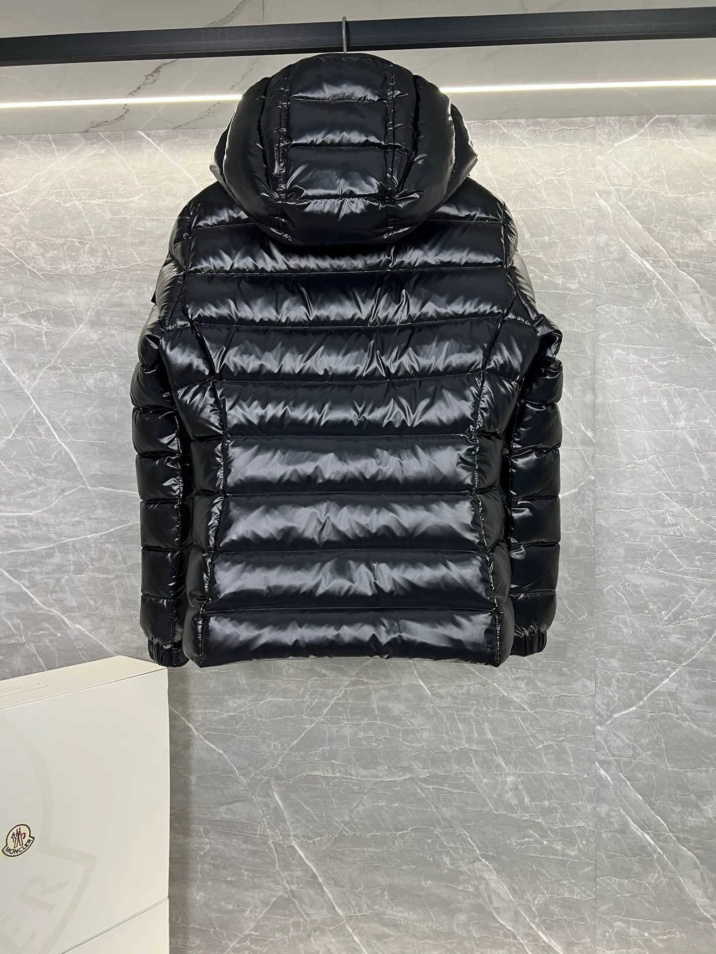 P660 Down ⬆️Moncler Bady classic short women's down jacket jacket Bady women's short down jacket is a classic Moncler item with high brand recognition. Made of lacquered nylon and available in many colors, this is a popular product.  The Bady women's down jacket is made of shiny patented nylon and features signature rectangular quilting, embodying Moncler style. A sleek, classic cropped design with a statement silhouette, removable hood and adjustable hem. The cuffs are embellished with classic patch pockets, showcasing the brand's signature style. Details •Made from nylon laqué fabric •Nylon laqué lining •Filled with down •Removable hood with snap fastening and adjustable elastic drawstring •Flip patch pockets on sleeves •Zip closure •Zip pockets •Adjustable elastic cuffs Size: 1, 2, 3, 4, 5,