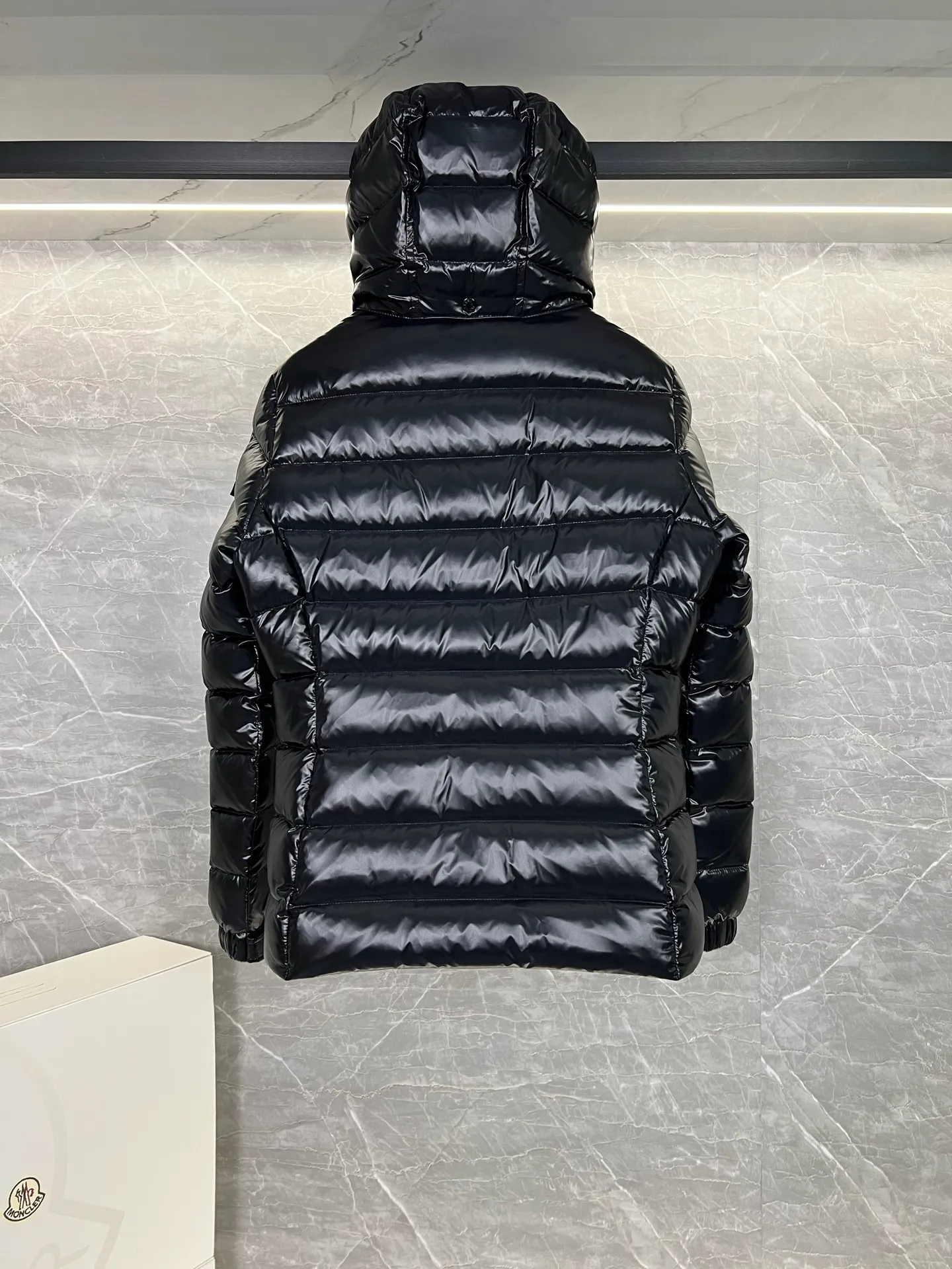 P660 Down ⬆️Moncler Bady classic short women's down jacket jacket Bady women's short down jacket is a classic Moncler item with high brand recognition. Made of lacquered nylon and available in many colors, this is a popular product.  The Bady women's down jacket is made of shiny patented nylon and features signature rectangular quilting, embodying Moncler style. A sleek, classic cropped design with a statement silhouette, removable hood and adjustable hem. The cuffs are embellished with classic patch pockets, showcasing the brand's signature style. Details •Made from nylon laqué fabric •Nylon laqué lining •Filled with down •Removable hood with snap fastening and adjustable elastic drawstring •Flip patch pockets on sleeves •Zip closure •Zip pockets •Adjustable elastic cuffs Size: 1, 2, 3, 4, 5,