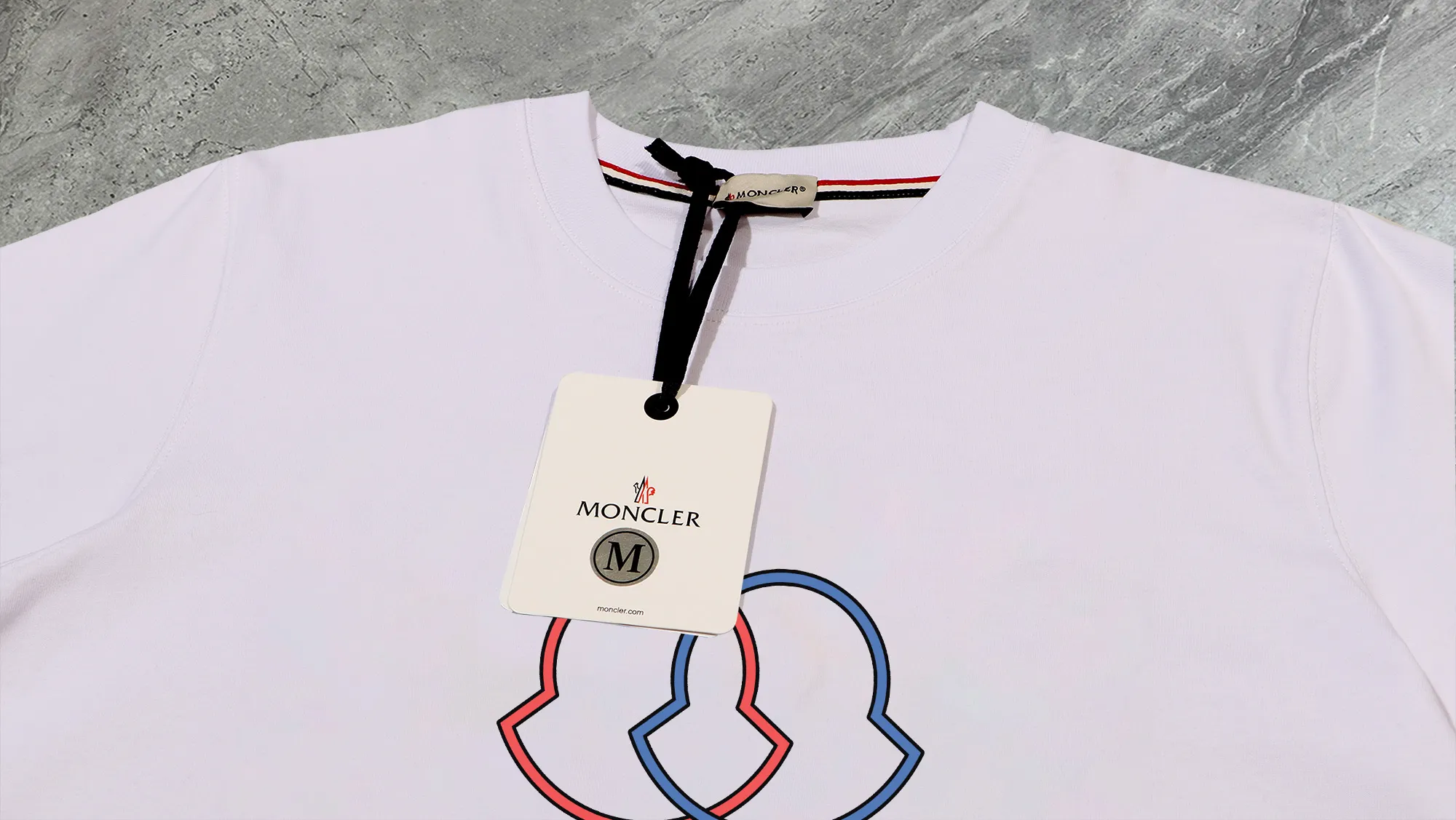 P140 💰Upgraded version "Mobile phone smart sensor ~ NFC chip armband ~ direct access to the official website for anti-counterfeiting" "Moncler ~ Mouth Mouth" 2025 new high-quality round neck short-sleeved T-shirt. The cuffs have imported embroidered labels. Customized dyeing, very comfortable to touch. Super versatile and good-looking short-sleeved. Complete with three labels. Non-market ordinary version. Feel free to compare. Quality is absolutely guaranteed! ‼ First of all, this original fabric is all custom-woven with 32-count double yarn fabric, 250G, and the weight is the same‼ Fine workmanship, double waistcoat method, double waistcoat method, double waistcoat method makes the whole dress more three-dimensional, which is not a craft that ordinary T-shirts can achieve🤪 Size: S-M-L-XL-2XL Color: black, white, apricot, same style for men and women