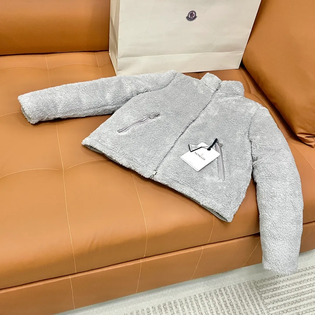 P900 Moncler ➡️ New style 🦢 goose down, lamb wool splicing stand collar down jacket, jacket, women's model MONCLER Moncler bursts with street style new design, fashionable and versatile, comfortable, breathable, mouth down jacket ~ supports NFC chip sensor, and is on sale simultaneously on the official website! This down jacket has a great sense of design and looks. You can buy it directly due to quality control. It’s a high-end product that you can’t go wrong with! Simple and elegant design ~ and engraved with 1ogo letters ~ the overall design makes this dress unique! It is made of imported technical fabrics and is filled with 90% white goose down. The texture and shape of the fabric are exquisite. You can feel its strong aura through the detailed pictures. It also has superior handsomeness and thermal insulation performance. It can be easily worn in various occasions! With polythermal insulation, you don’t have to worry about a little chill! The placket is designed with a leather zipper, which is both fashionable and functional. It not only highlights the shape but also keeps warm. The leather pocket design makes the whole style more luxurious!