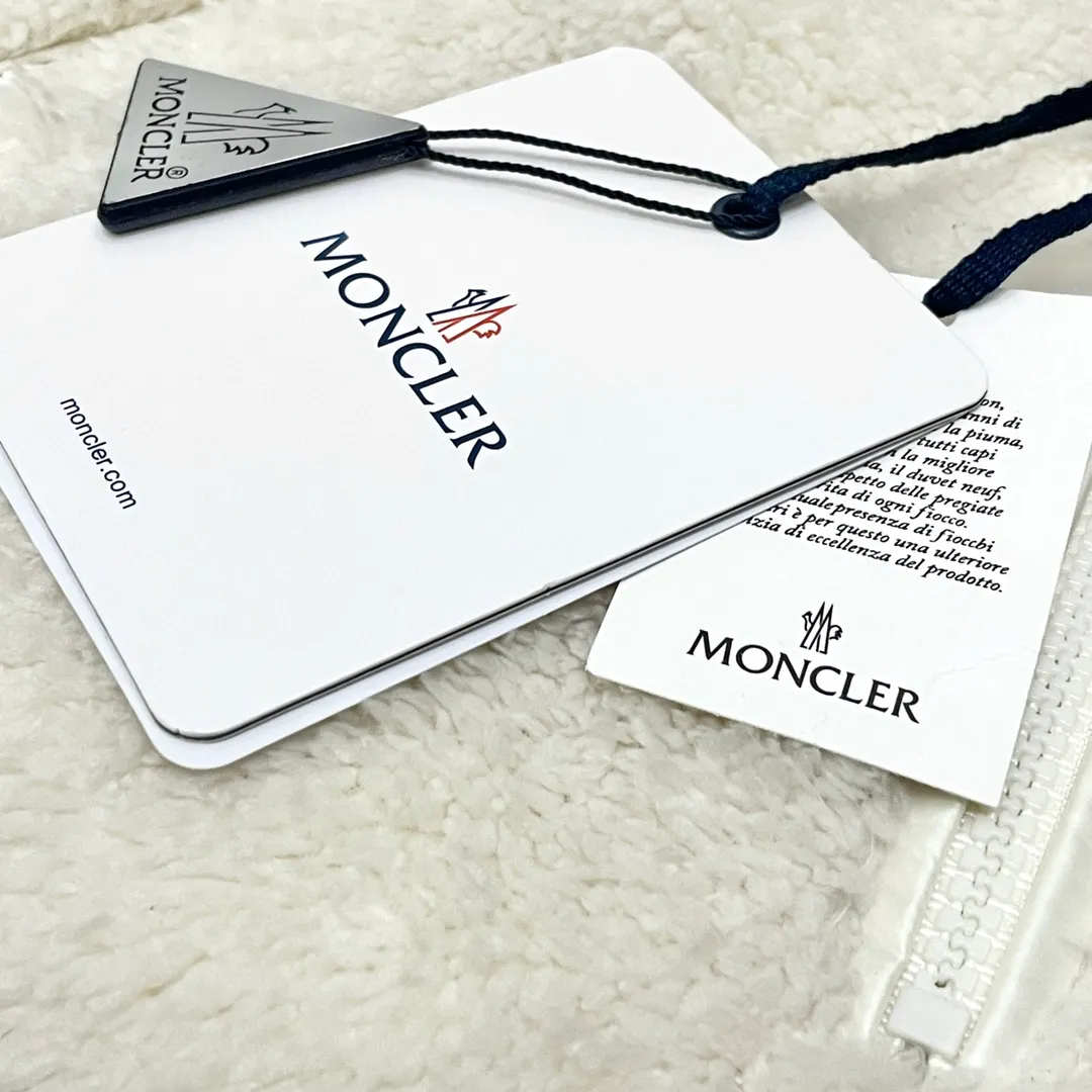 P900 Moncler ➡️ New style 🦢 goose down, lamb wool splicing stand collar down jacket, jacket, women's model MONCLER Moncler bursts with street style new design, fashionable and versatile, comfortable, breathable, mouth down jacket ~ supports NFC chip sensor, and is on sale simultaneously on the official website! This down jacket has a great sense of design and looks. You can buy it directly due to quality control. It’s a high-end product that you can’t go wrong with! Simple and elegant design ~ and engraved with 1ogo letters ~ the overall design makes this dress unique! It is made of imported technical fabrics and is filled with 90% white goose down. The texture and shape of the fabric are exquisite. You can feel its strong aura through the detailed pictures. It also has superior handsomeness and thermal insulation performance. It can be easily worn in various occasions! With polythermal insulation, you don’t have to worry about a little chill! The placket is designed with a leather zipper, which is both fashionable and functional. It not only highlights the shape but also keeps warm. The leather pocket design makes the whole style more luxurious!