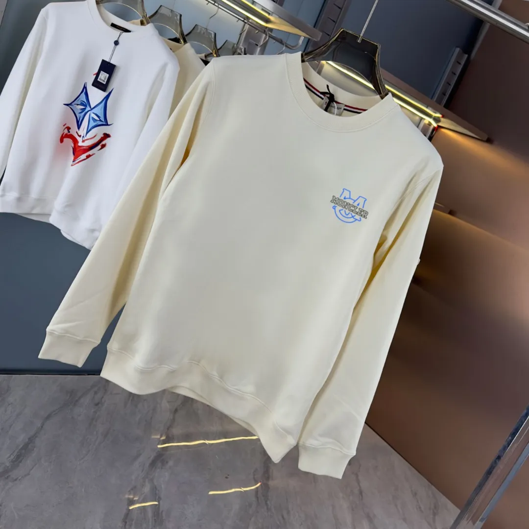 P210 high version sweatshirt) 📦With exclusive picture packaging📦 [Long-term ready stock] Upgraded version "Mobile phone smart sensor ~ NFC chip armband ~ Direct access to the official website anti-counterfeiting" 〖 𝐌𝐎𝐍𝐂𝐋𝐄𝐑 ~ Mouth covering〗 2025 new high quality, using 450g heavyweight fabric Different from the market currency, you can mix and match everything at will and you will be handsome😎The whole clothes is made of double waistcoats. The double waistcoats make the whole dress more three-dimensional. It is not an ordinary factory that can do such fine work. 2025 autumn and winter new style, on sale at the counter, exquisite printed round neck terry sweatshirt. High-end double-ply cotton. Customized stretch ribs are dyed in the same vat. Three standards are complete. It is matched with digital printing patterns and is very breathable. Same style for men and women. Color: black, white, apricot. Size: S M L XL 2XL