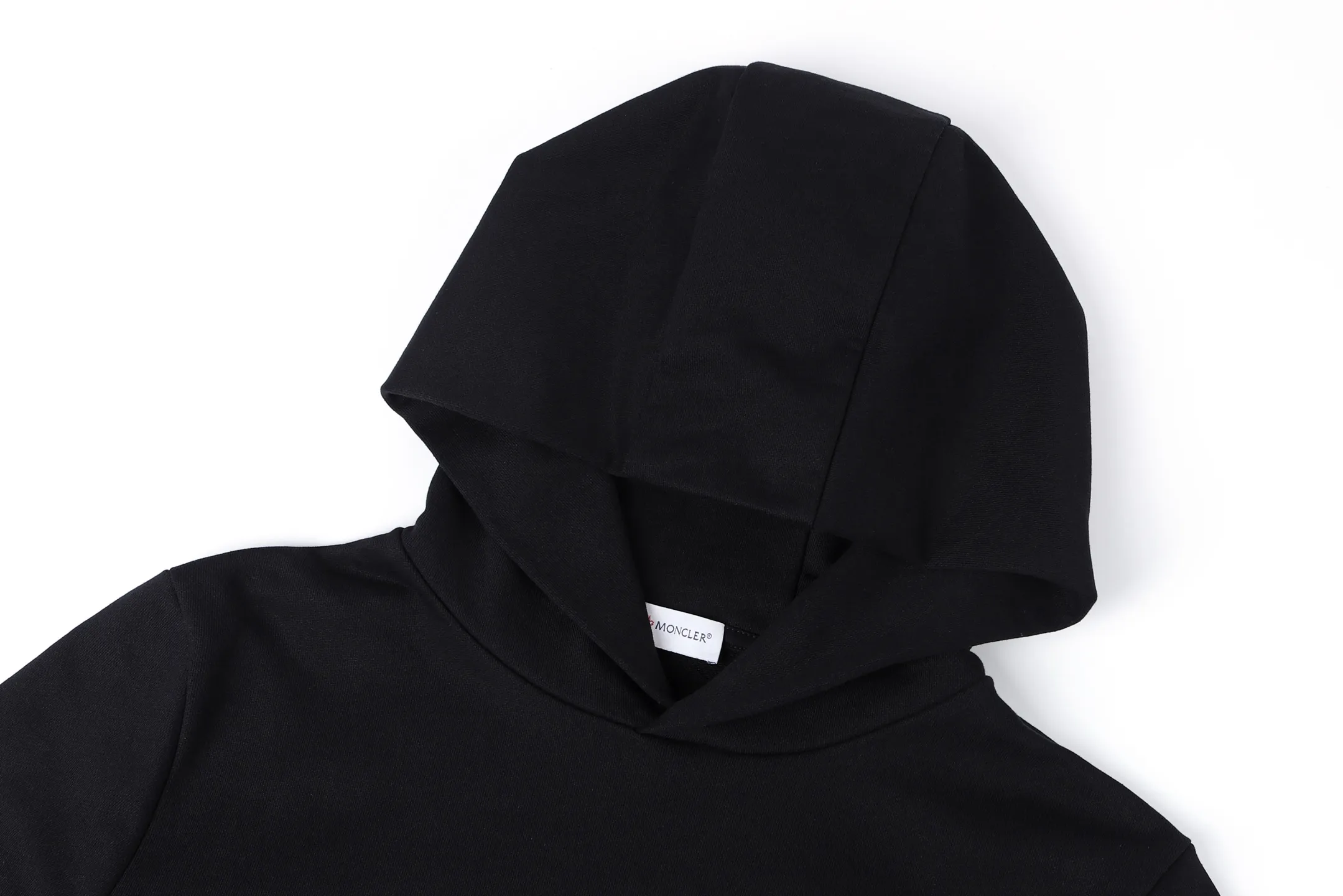 P380 MONCLER 25SS solid color logo patch hooded pullover long-sleeved sweatshirt ●Authentic 6646 purchase and development ●400 grams 100% cotton combed cotton ●420 grams 2*2 cotton combed cotton rib ●Fabric enzyme wash ●Template embroidery ●Customized 1:1 logo ●Customized 1:1 trademark ●Loose version ●Size: S M L XL ●Style number: 2012/3B#10