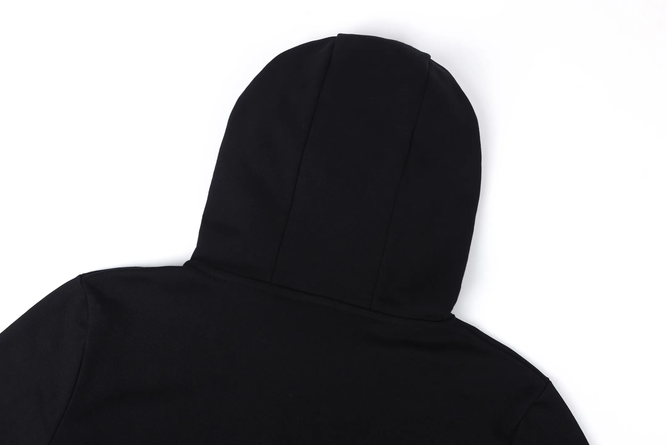 P380 MONCLER 25SS solid color logo patch hooded pullover long-sleeved sweatshirt ●Authentic 6646 purchase and development ●400 grams 100% cotton combed cotton ●420 grams 2*2 cotton combed cotton rib ●Fabric enzyme wash ●Template embroidery ●Customized 1:1 logo ●Customized 1:1 trademark ●Loose version ●Size: S M L XL ●Style number: 2012/3B#10