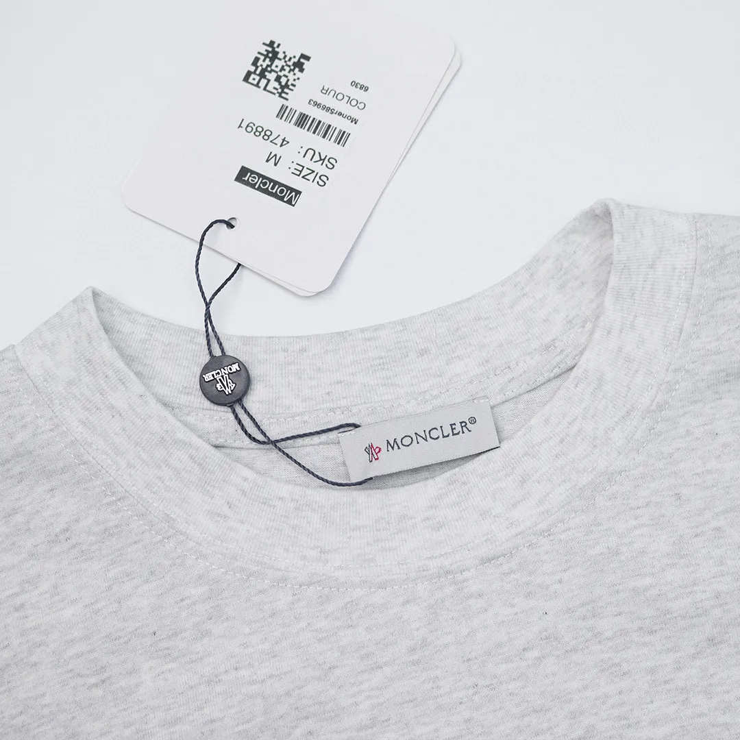 P130 Style No.: 808 〈MONCLER〉The price of the mousse is actually quite advantageous. Those who have been to the counters should all know that the price of the mousse is not much cheaper than Gucci Burberry. It is just relatively low-key and unwilling to hype. It is a picture that you want to buy or not. It has an aloof existence... Exclusively customized 270 grams of 32-count double yarn smooth cotton. The texture is very soft and comfortable. 100% different from the top fabrics in the market (does not shrink, deform, or pill). Matched with 320g 1*1 thread (the fabric thread is dyed in the same vat, no color difference, the thread is not easy to deform) Color: black white floral gray burgundy code number: S-XL