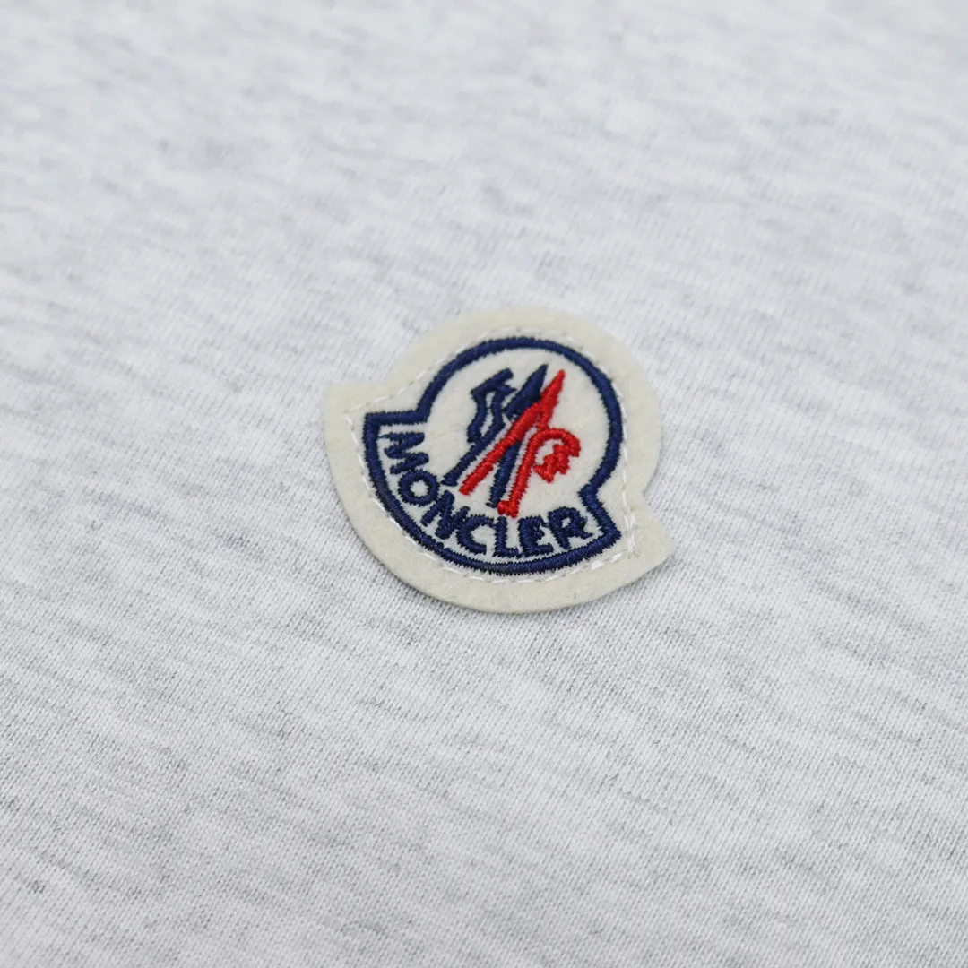 P130 Style No.: 808 〈MONCLER〉The price of the mousse is actually quite advantageous. Those who have been to the counters should all know that the price of the mousse is not much cheaper than Gucci Burberry. It is just relatively low-key and unwilling to hype. It is a picture that you want to buy or not. It has an aloof existence... Exclusively customized 270 grams of 32-count double yarn smooth cotton. The texture is very soft and comfortable. 100% different from the top fabrics in the market (does not shrink, deform, or pill). Matched with 320g 1*1 thread (the fabric thread is dyed in the same vat, no color difference, the thread is not easy to deform) Color: black white floral gray burgundy code number: S-XL