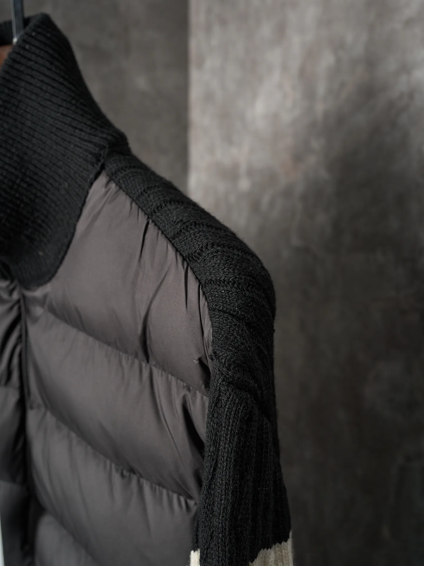 P780 Actual auction] Moncler/Mask Black classic stand-up collar spliced ​​wool knitted parallel bars armband zipper down jacket [Ready stock] S/1 M/2 L/3 XL/4 The outer front fabric is made of 100% nylon (nylon). Its high-density structure achieves excellent windproof effect. It also has strong wear resistance and wrinkle resistance. It is scratch-free for daily wear and easy to take care of.  The splicing design of sweaters and down jackets not only retains the thermal performance of down jackets, but also incorporates the fashion elements of sweaters, making the overall garment both practical and fashionable.  High-quality material: filled with high-quality white duck down, with a filling capacity of 100g, which has excellent thermal insulation effect. At the same time, the sweater is made of wool, cashmere and other natural fibers, which are soft, comfortable and skin-friendly.  The sweaters and down jackets are carefully spliced ​​to ensure comfortable wearing and are not prone to threading or velvet loss.  High collar design: not only provides excellent thermal insulation effect, but also adds a unique sense of fashion, allowing the wearer to maintain style in the cold season.  Stripe decoration: The stripes on the sleeve arms are like bright brush strokes, embellished on the dark gray down jacket, injecting vitality and movement into the overall look, making the clothing more eye-catching.