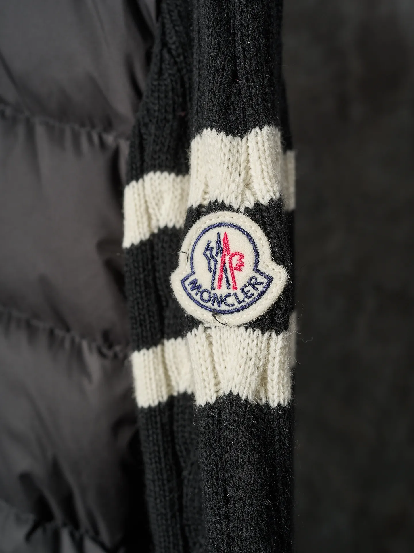 P780 Actual auction] Moncler/Mask Black classic stand-up collar spliced ​​wool knitted parallel bars armband zipper down jacket [Ready stock] S/1 M/2 L/3 XL/4 The outer front fabric is made of 100% nylon (nylon). Its high-density structure achieves excellent windproof effect. It also has strong wear resistance and wrinkle resistance. It is scratch-free for daily wear and easy to take care of.  The splicing design of sweaters and down jackets not only retains the thermal performance of down jackets, but also incorporates the fashion elements of sweaters, making the overall garment both practical and fashionable.  High-quality material: filled with high-quality white duck down, with a filling capacity of 100g, which has excellent thermal insulation effect. At the same time, the sweater is made of wool, cashmere and other natural fibers, which are soft, comfortable and skin-friendly.  The sweaters and down jackets are carefully spliced ​​to ensure comfortable wearing and are not prone to threading or velvet loss.  High collar design: not only provides excellent thermal insulation effect, but also adds a unique sense of fashion, allowing the wearer to maintain style in the cold season.  Stripe decoration: The stripes on the sleeve arms are like bright brush strokes, embellished on the dark gray down jacket, injecting vitality and movement into the overall look, making the clothing more eye-catching.