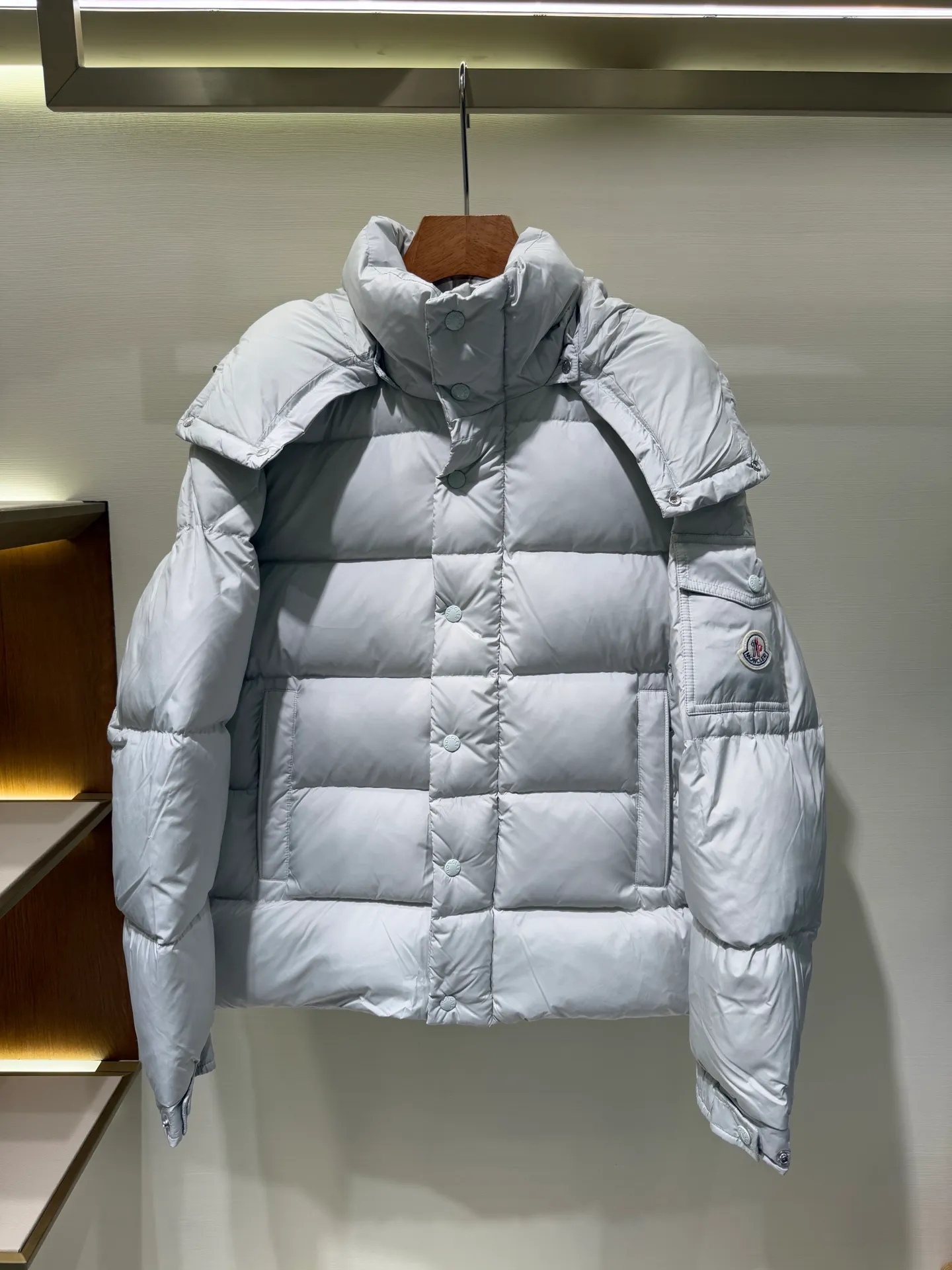 P1080 Moncler Maya Meng Maya Pearl Gray and White Short Down Jacket The Moncler Maya down jacket is made of matte nylon with iconic rectangular quilting, which is a model of Moncler style. A classic cropped design that transcends seasons and styles, it features a statement silhouette, removable hood and adjustable hem. The sleeves are embellished with classic patch pockets, showcasing the brand's signature style.  Fabric: 100% nylon, 90% white duck down Craftsmanship: Made of matte nylon, lacquered nylon lining filled with down, rectangular quilting, detachable hood with snap buttons that can be adjusted by drawstring, two-way zip fly, external and internal zipper pockets, adjustable elastic cuffs with snap buttons, hood with drawstring, sleeves with flap patch pockets, sleeves decorated with Moncler felt trademark. (Supports NFC function) Size: 01234 3543050