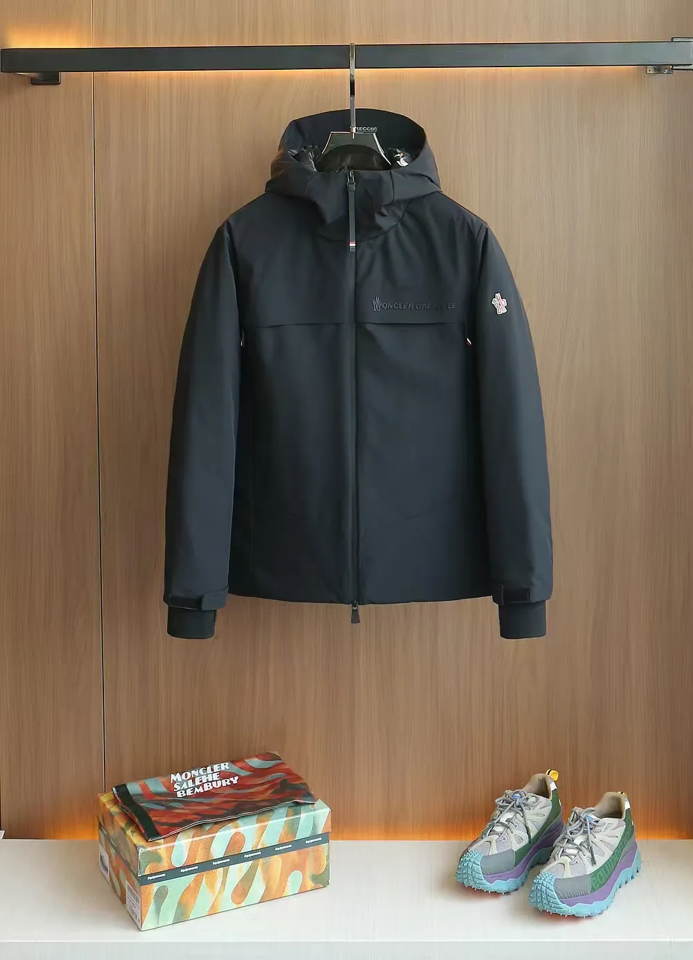 P1660 Old OEM channel, Moncler 25FW new thin and light men's hooded casual down jacket! Trading company orders Jeluz men's down inspired by classic, men's choice for outdoor activities! The product is made of GORE-Tex waterproof outdoor sports fabric and decorated with recyclable details, which demonstrates the brand's commitment to external environmental protection. The adjustable cuffs and two-way zipper ensure easy wearing and adjustment of the silhouette; the interior is made of European-standard environmentally friendly 90% white duck down + 10% feather high-content filling, which is warmer and lighter than traditional down jackets in the past. You will know its high-end atmosphere when you try it in person. The upper body is comfortable, warm and breathable without any bloated feeling! At the same time, it has a high sense of class and recognition. The seams of the body are all cut in position to ensure visual beauty, which is very time-consuming and material-consuming! The fashionable detachable vest can be worn alone. The detachable hooded stand-up collar design is easy to disassemble and assemble to create different fashionable looks. The concealed placket, two-way zipper opening and closing, elastic cuffs and drawstring hem cuff design can better withstand the cold wind and keep the upper body warm in autumn and winter. It is a tall and stylish item! Color: black, premium gray, off-white Size: M-3XL G9003 data reference: Size 1: shoulder width 51cm-bust 114cm-shirt length 70cm-sleeve length 61cm Size 2: shoulder width 52cm-chest 118cm-shirt length 71cm-sleeve length 62cm Size 3: shoulder width 53cm-chest 122cm-shirt length 72cm-sleeve length 63cm 4 Size: Shoulder width 54cm - Bust 126cm - Clothing length 73cm - Sleeve length 64cm Size 5: Shoulder width 55cm - Bust 130cm - Clothing length 75cm - Sleeve length 64cm