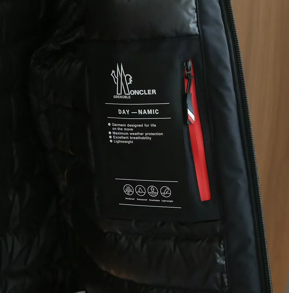 P1660 Old OEM channel, Moncler 25FW new thin and light men's hooded casual down jacket! Trading company orders Jeluz men's down inspired by classic, men's choice for outdoor activities! The product is made of GORE-Tex waterproof outdoor sports fabric and decorated with recyclable details, which demonstrates the brand's commitment to external environmental protection. The adjustable cuffs and two-way zipper ensure easy wearing and adjustment of the silhouette; the interior is made of European-standard environmentally friendly 90% white duck down + 10% feather high-content filling, which is warmer and lighter than traditional down jackets in the past. You will know its high-end atmosphere when you try it in person. The upper body is comfortable, warm and breathable without any bloated feeling! At the same time, it has a high sense of class and recognition. The seams of the body are all cut in position to ensure visual beauty, which is very time-consuming and material-consuming! The fashionable detachable vest can be worn alone. The detachable hooded stand-up collar design is easy to disassemble and assemble to create different fashionable looks. The concealed placket, two-way zipper opening and closing, elastic cuffs and drawstring hem cuff design can better withstand the cold wind and keep the upper body warm in autumn and winter. It is a tall and stylish item! Color: black, premium gray, off-white Size: M-3XL G9003 data reference: Size 1: shoulder width 51cm-bust 114cm-shirt length 70cm-sleeve length 61cm Size 2: shoulder width 52cm-chest 118cm-shirt length 71cm-sleeve length 62cm Size 3: shoulder width 53cm-chest 122cm-shirt length 72cm-sleeve length 63cm 4 Size: Shoulder width 54cm - Bust 126cm - Clothing length 73cm - Sleeve length 64cm Size 5: Shoulder width 55cm - Bust 130cm - Clothing length 75cm - Sleeve length 64cm