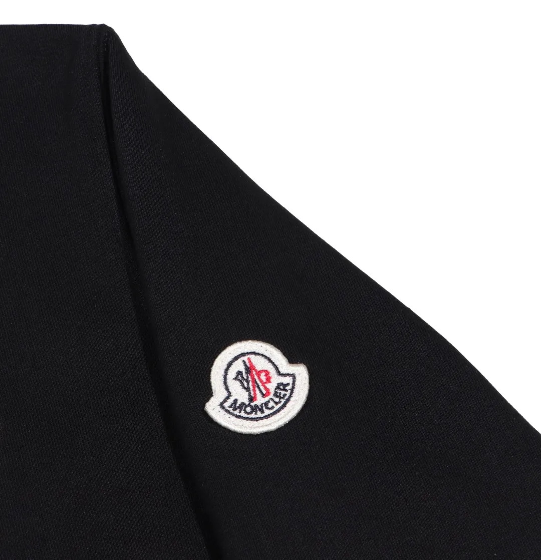 P210 High-version sweatshirt) [Long-term stock] 〖𝐌𝐎𝐍𝐂𝐋𝐄𝐑~Mask〗 Made of 440g heavy-weight fabric. It is different from the market currency. It can be matched with any variety and is properly handsome. 😎The whole dress is made of double waistcoats. The double waistcoats make the whole dress more three-dimensional. Not ordinary factories can do such fine work. 2025 Spring runway version of the T stage, on sale at the counter, round neck terry sweatshirt, high-end double-strand pure cotton, custom-made stretch ribs, dyed in the same vat, complete with three standards, matched with exquisite embroidered LOGO on the chest, simple and advanced, same style for men and women. Color: black, apricot, white, size: S M L XL 2XL
