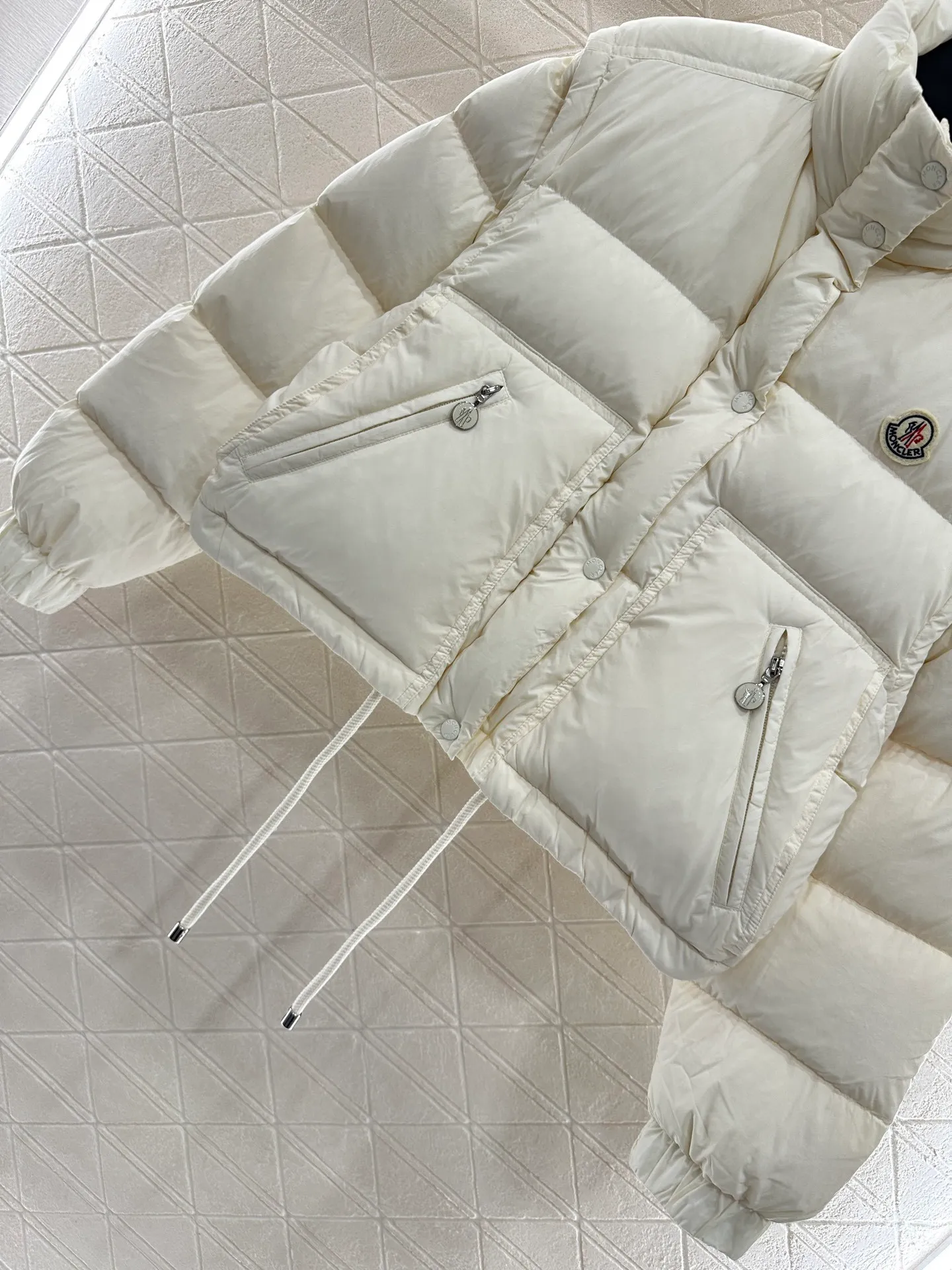 P1040 women's moncler🌟mask new autumn and winter down jacket. Original custom-made hardware accessories are all imported and original customization. Welcome to compare. Absolutely high quality. Made of top 90 white goose down. Super soft. Filled with fluffy and full feathers. Super heavy work. Fabric workmanship and perfect pattern. Pay attention to the fabric. Super comfortable. Exclusive model. Non-market goods. Color; white khaki. Size: 1234.