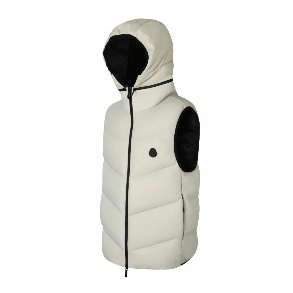 P680 Exclusive supply] Moncler Guersac Twill Quilted Hooded Down Vest (White) The fabric is made of nylon fabric made of 100% nylon. It is woven into a tight and tough fabric through advanced textile technology. It improves the strength of the skeleton and effectively blocks the invasion of cold wind and locks in the warm air generated by the down layer. After tight weaving and special processing, it is waterproof and windproof. The surface forms a certain lotus leaf effect, and is anti-wrinkle and not easy to deform, making it easy for daily care. Filled with 90% selected white duck down and weighing 170g, it ensures fluffiness, quick rebound, lightness and warmth. The quilting stitches are sewn in a diagonal direction at an angle of about 70 degrees, and the diagonal lines are arranged in parallel. The fabric and filling are planned into different functional areas, and the quilting stitches in each partition are relatively independent. This allows the finished product to produce a larger deformation space along the diagonal direction when stretched and pressed, making it less likely to tighten and break, and has rich visual effects, modern and advanced features. After the hood is removed, the stand-up collar displays an embossed logo of the same color, adding a unique visual experience and tactile details. Size:1-2-3-4