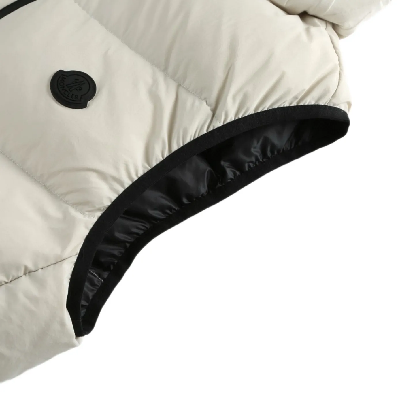 P680 Exclusive supply] Moncler Guersac Twill Quilted Hooded Down Vest (White) The fabric is made of nylon fabric made of 100% nylon. It is woven into a tight and tough fabric through advanced textile technology. It improves the strength of the skeleton and effectively blocks the invasion of cold wind and locks in the warm air generated by the down layer. After tight weaving and special processing, it is waterproof and windproof. The surface forms a certain lotus leaf effect, and is anti-wrinkle and not easy to deform, making it easy for daily care. Filled with 90% selected white duck down and weighing 170g, it ensures fluffiness, quick rebound, lightness and warmth. The quilting stitches are sewn in a diagonal direction at an angle of about 70 degrees, and the diagonal lines are arranged in parallel. The fabric and filling are planned into different functional areas, and the quilting stitches in each partition are relatively independent. This allows the finished product to produce a larger deformation space along the diagonal direction when stretched and pressed, making it less likely to tighten and break, and has rich visual effects, modern and advanced features. After the hood is removed, the stand-up collar displays an embossed logo of the same color, adding a unique visual experience and tactile details. Size:1-2-3-4