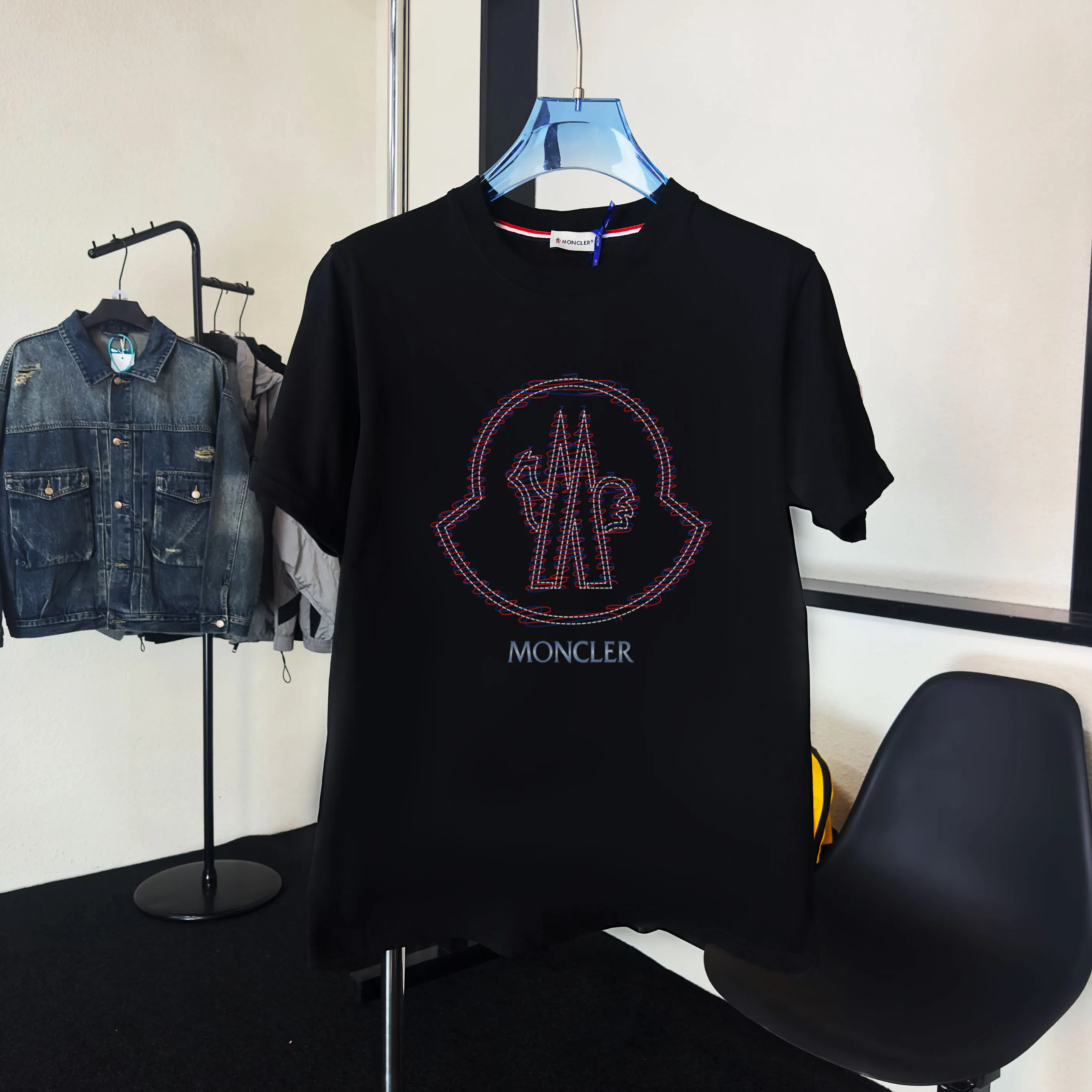 P140 Upgraded version "Mobile phone smart sensor ~ NFC chip armband ~ Direct access to the official website for anti-counterfeiting" "Moncler ~ Mouth Mouth" 2025 new high-quality round neck short-sleeved T-shirt. The cuffs have imported embroidered labels. Customized dyeing, very comfortable to touch. Super versatile and good-looking short-sleeved. Complete with three labels. Non-market ordinary version. Feel free to compare. Quality is absolutely guaranteed! ‼ First of all, this original fabric is all custom-woven with 32-count double yarn fabric, 250G, and the weight is the same‼ Fine workmanship, double waistcoat method, double waistcoat method, double waistcoat method makes the whole dress more three-dimensional, which is not a craft that ordinary T-shirts can achieve🤪 Size: S-M-L-XL-2XL Color: black, white, apricot, same style for men and women