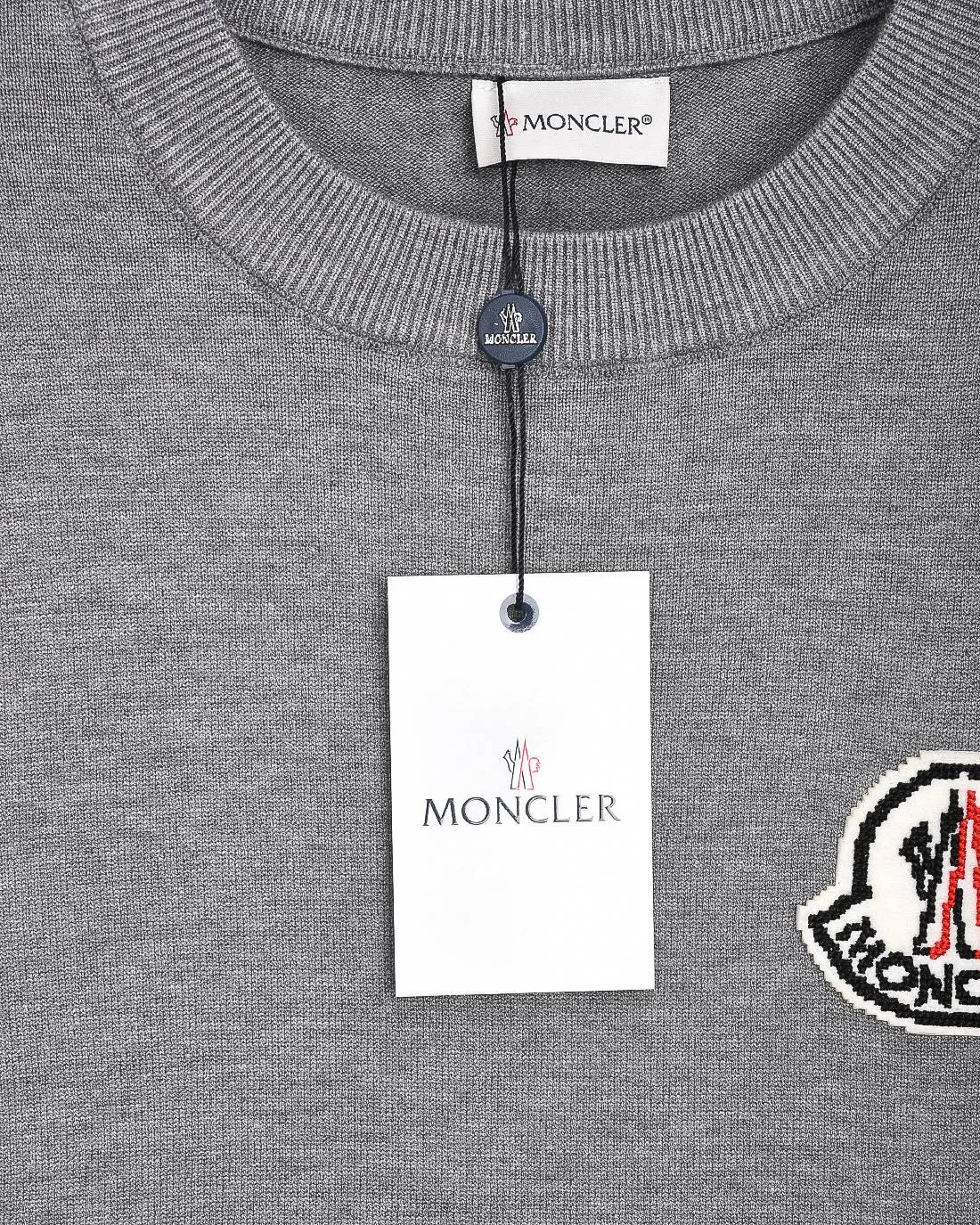 P236 (please stock available) Moncler/Mask 25Fw classic chest Logo letter badge logo casual knitted pullover sweater 2025FW official website new original fabric official same style Selected sweater customization Imported wool fabric High-end version, counter custom fabric High breathability and comfort, precision production, impeccable detail processing, ✅customized logo engraved buttons, three complete labels. Brand element design concept reflects high quality. It feels delicate and soft! Presenting a casual cut, the upper body shape is great 🐍 Color; black, white and gray Size: M-XXXL