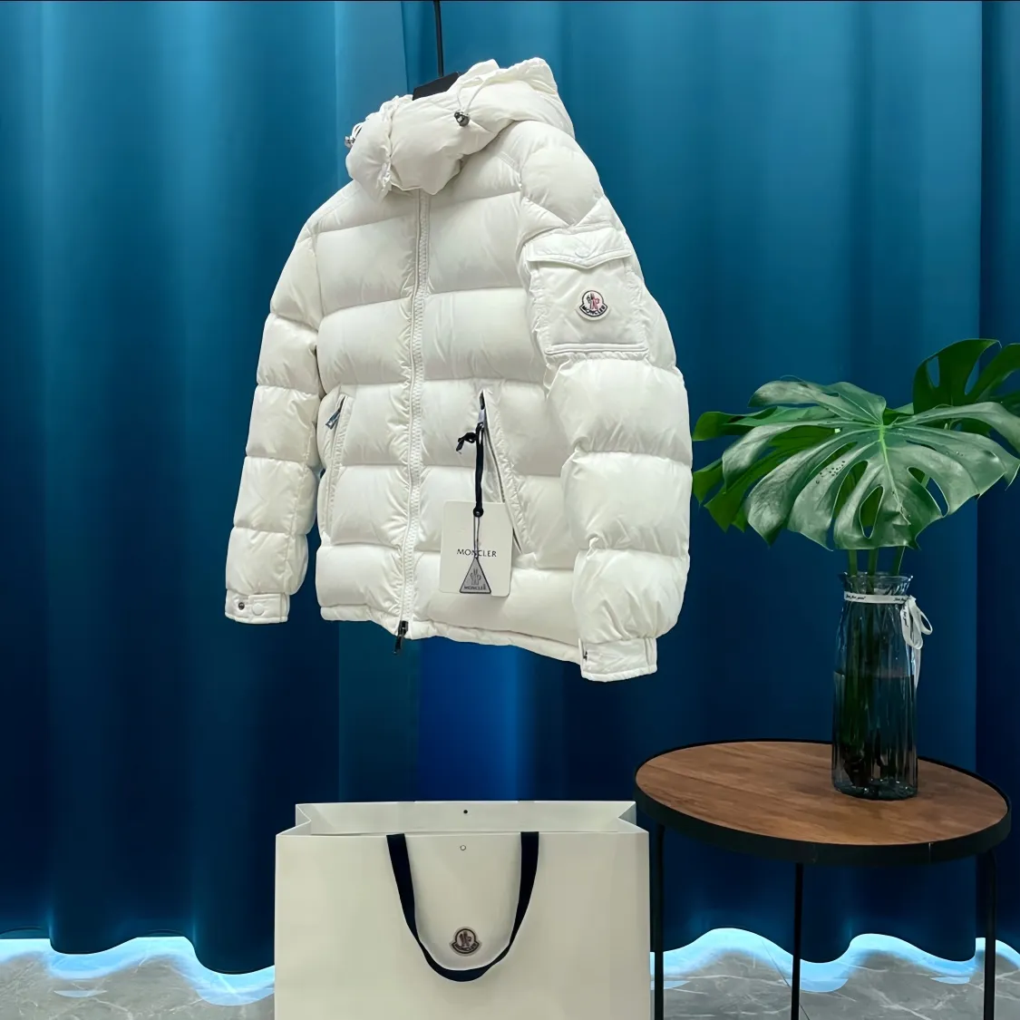 P760 Moncler➡️Maire women's down jacket. There are too many versions on the market. Quality and price are proportional. ➖Authentic synchronous anti-counterfeiting chip sensor! ➖National standard white duck down, high version of the classic series, never false goose down and other series of misleading! ➖15D nylon fabric/lining is of the highest standard, never velvet! ➖The original Velcro is durable, and the accessories and hardware are all custom-made from the original factory, 100% restoring the replica quality! ➖The perfect combination of every link ensures the smoothness of every piece of clothing, the Rolls-Royce of down jackets!