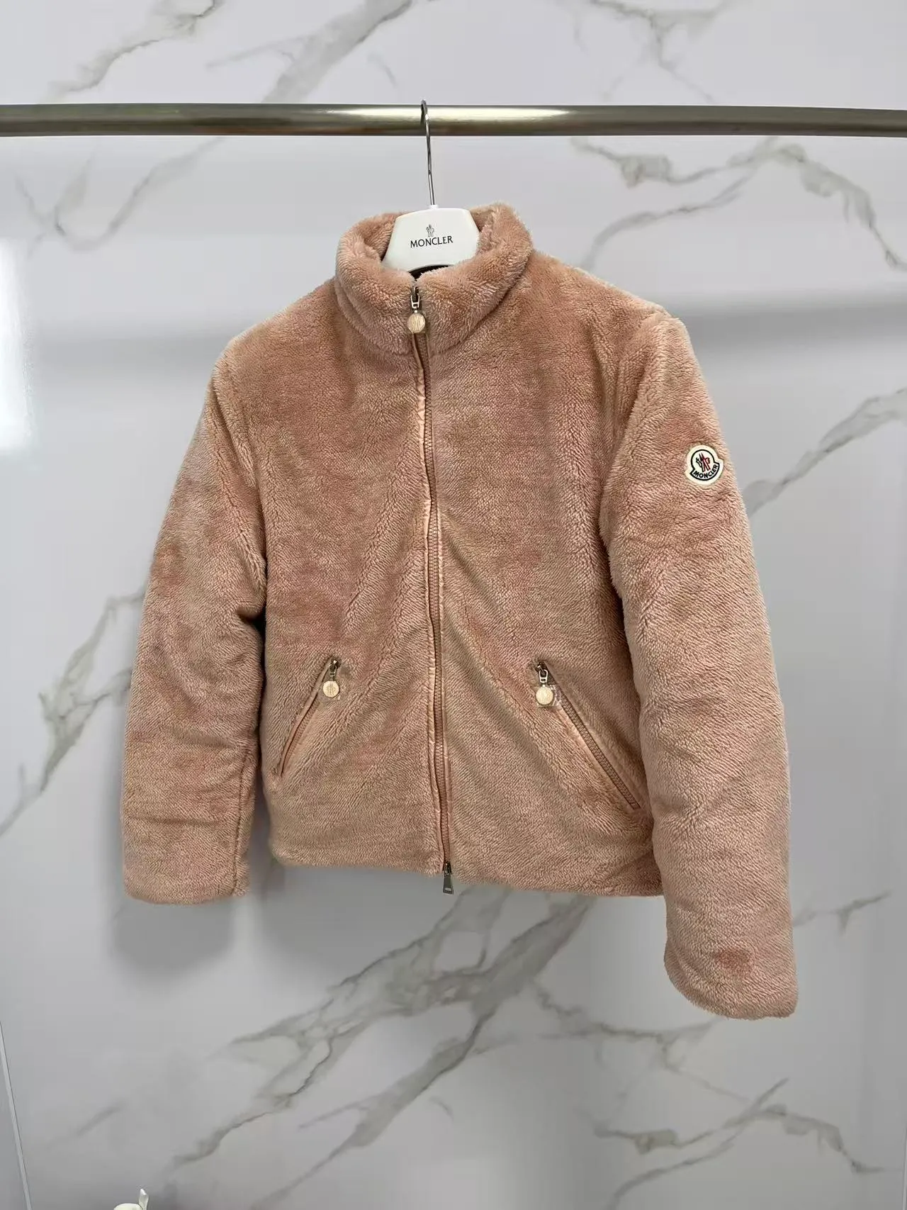P820 ​​🆕❤️Moncler this model: Polignac en teddy splicing design, filled with goose down ~ Super soft texture, delicate material for skin care ~ 2025 new color pink, gray, off-white