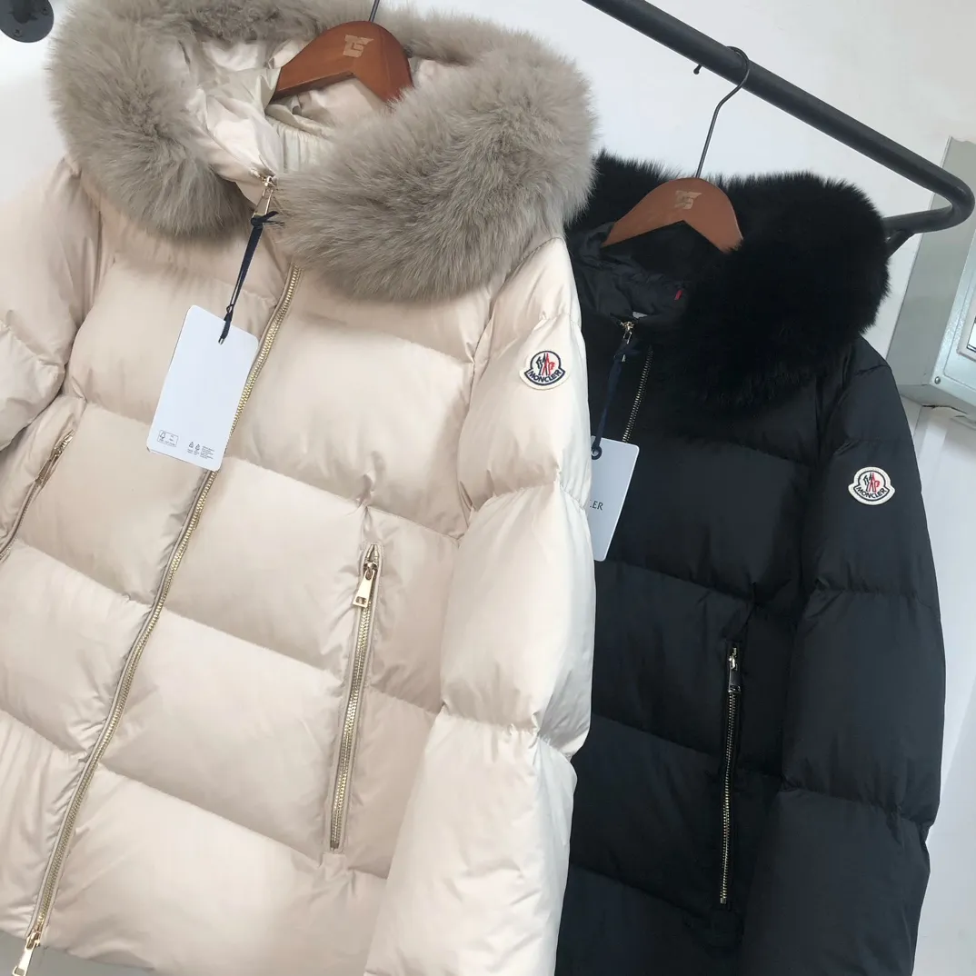 P1000 🆕Moncler Women's Laichefur Women's Short Down Hooded Fox Fur Collar A Version Doll Style Down Jacket ~ Official website counter model, ultra-light feel, super soft and skin-friendly fabric. It is comfortable to wear, the authentic craftsmanship details are in place, smooth lines and delicate lines, coupled with a cool design👌, the 100% white duck 90 down jacket will keep you from freezing this winter🎶🎶, the upper body effect is super good, generous and simple, fashionable urban style ‼ ️‼ ️ Color: black apricot Size: 1-2-3-4 (S-XL)