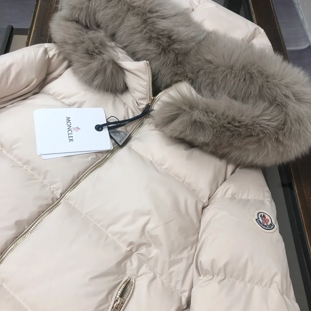 P1000 🆕Moncler Women's Laichefur Women's Short Down Hooded Fox Fur Collar A Version Doll Style Down Jacket ~ Official website counter model, ultra-light feel, super soft and skin-friendly fabric. It is comfortable to wear, the authentic craftsmanship details are in place, smooth lines and delicate lines, coupled with a cool design👌, the 100% white duck 90 down jacket will keep you from freezing this winter🎶🎶, the upper body effect is super good, generous and simple, fashionable urban style ‼ ️‼ ️ Color: black apricot Size: 1-2-3-4 (S-XL)