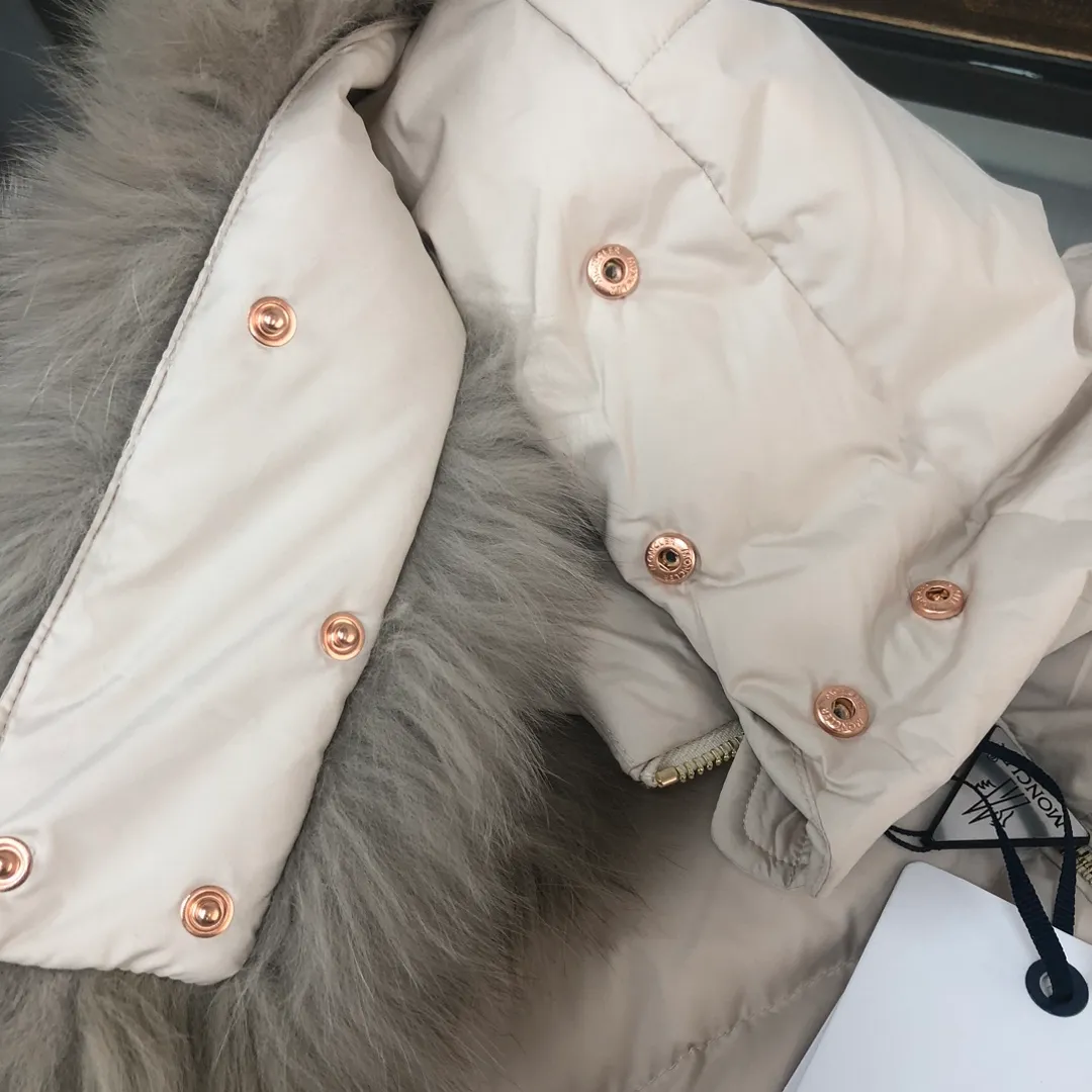 P1000 🆕Moncler Women's Laichefur Women's Short Down Hooded Fox Fur Collar A Version Doll Style Down Jacket ~ Official website counter model, ultra-light feel, super soft and skin-friendly fabric. It is comfortable to wear, the authentic craftsmanship details are in place, smooth lines and delicate lines, coupled with a cool design👌, the 100% white duck 90 down jacket will keep you from freezing this winter🎶🎶, the upper body effect is super good, generous and simple, fashionable urban style ‼ ️‼ ️ Color: black apricot Size: 1-2-3-4 (S-XL)