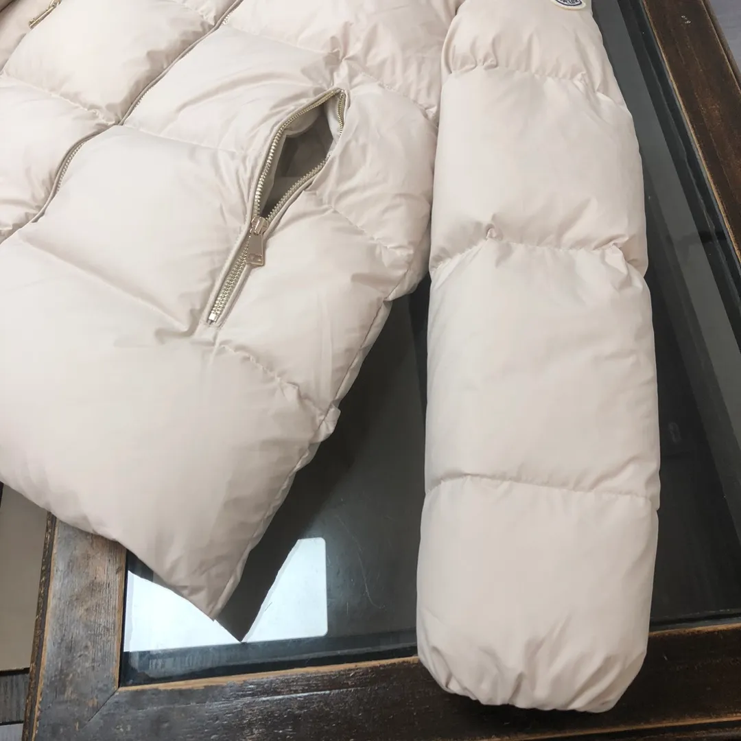 P1000 🆕Moncler Women's Laichefur Women's Short Down Hooded Fox Fur Collar A Version Doll Style Down Jacket ~ Official website counter model, ultra-light feel, super soft and skin-friendly fabric. It is comfortable to wear, the authentic craftsmanship details are in place, smooth lines and delicate lines, coupled with a cool design👌, the 100% white duck 90 down jacket will keep you from freezing this winter🎶🎶, the upper body effect is super good, generous and simple, fashionable urban style ‼ ️‼ ️ Color: black apricot Size: 1-2-3-4 (S-XL)