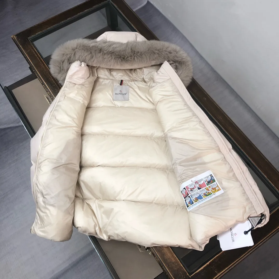 P1000 🆕Moncler Women's Laichefur Women's Short Down Hooded Fox Fur Collar A Version Doll Style Down Jacket ~ Official website counter model, ultra-light feel, super soft and skin-friendly fabric. It is comfortable to wear, the authentic craftsmanship details are in place, smooth lines and delicate lines, coupled with a cool design👌, the 100% white duck 90 down jacket will keep you from freezing this winter🎶🎶, the upper body effect is super good, generous and simple, fashionable urban style ‼ ️‼ ️ Color: black apricot Size: 1-2-3-4 (S-XL)