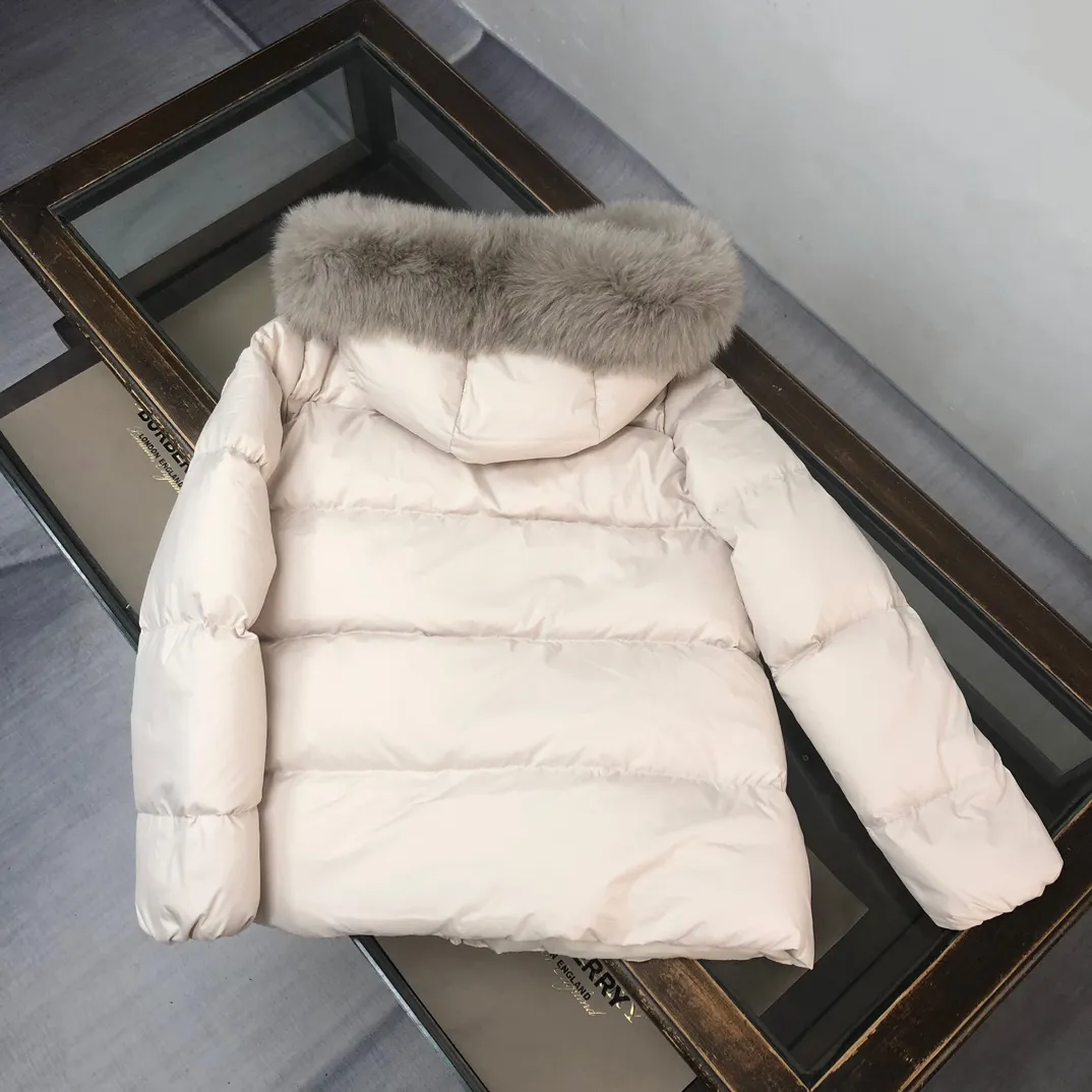 P1000 🆕Moncler Women's Laichefur Women's Short Down Hooded Fox Fur Collar A Version Doll Style Down Jacket ~ Official website counter model, ultra-light feel, super soft and skin-friendly fabric. It is comfortable to wear, the authentic craftsmanship details are in place, smooth lines and delicate lines, coupled with a cool design👌, the 100% white duck 90 down jacket will keep you from freezing this winter🎶🎶, the upper body effect is super good, generous and simple, fashionable urban style ‼ ️‼ ️ Color: black apricot Size: 1-2-3-4 (S-XL)
