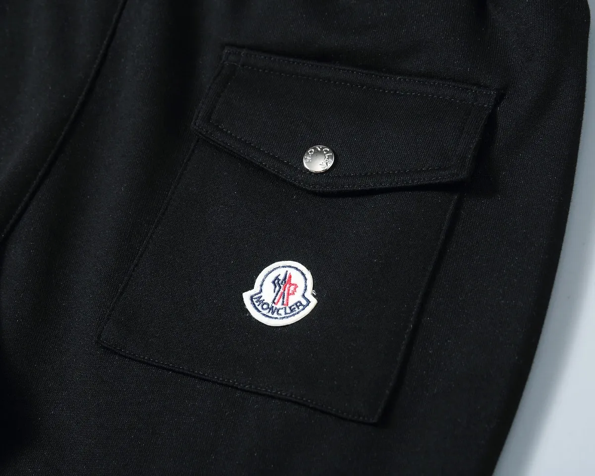P580 🌸🌸🌸🌸Moncler 2025 new autumn and winter suit. High quality, top version of trading company channel order, exclusive and limited sale of overseas products, classic and eternal, absolutely worth buying! This type of suit is also a must-have. You don’t have to think about how to match it, you can just get it in one set! Customized fabric, smooth to the touch, yet stiff and stylish, giving the upper body a full texture! The overall design is simple and elegant without losing style. It has a strong sense of upper body and is definitely at the forefront of fashion. It is very comfortable to wear. There is no need to say much about the style and cut of the pants. The upper body is exquisite and vivid. It is a truly top-notch casual suit that can be used in various occasions whether it is sports or leisure time! ! !   Three complete standards Color: Picture color Size: M, L, xL, xxL, xxxL