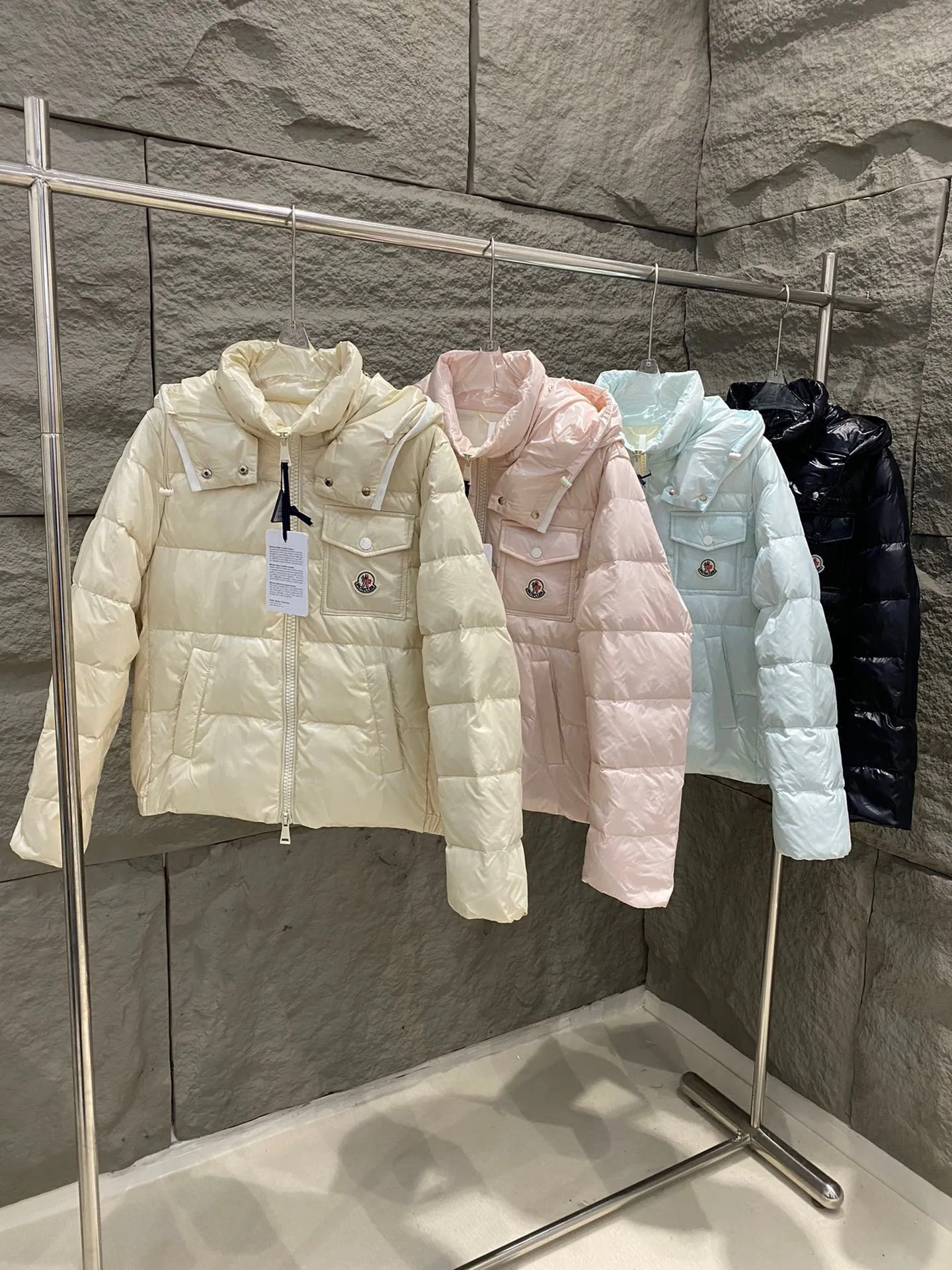 P720 Moncler/Mask Andro 24 autumn and winter detachable hooded short glossy short four-color women's down jacket. Super age-reducing version and ice cream cream color. Short version with elastic hem design. It is windproof and more generous and dignified than the A-line cloak version. Chest pocket design➕logo brand mark. The fabric is wash-free and waterproof for better care. The whole dress is mainly light on the upper body in terms of shape, thickness and accessory design. Multiple colors available. Color: White Black Pink Light Blue Size: 0-1-2-3