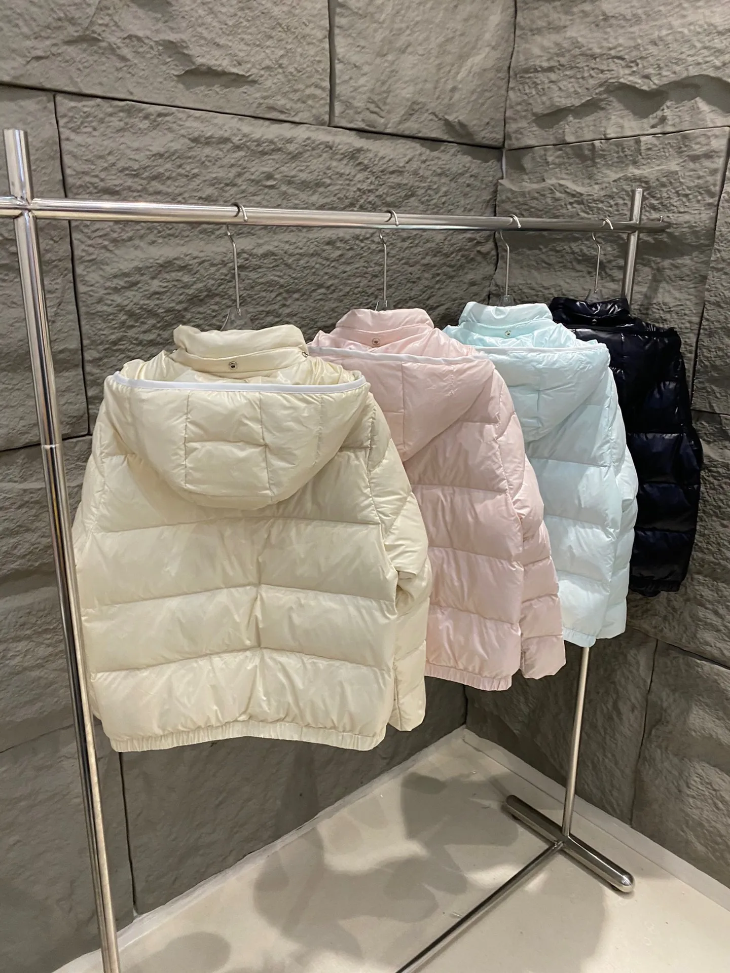 P720 Moncler/Mask Andro 24 autumn and winter detachable hooded short glossy short four-color women's down jacket. Super age-reducing version and ice cream cream color. Short version with elastic hem design. It is windproof and more generous and dignified than the A-line cloak version. Chest pocket design➕logo brand mark. The fabric is wash-free and waterproof for better care. The whole dress is mainly light on the upper body in terms of shape, thickness and accessory design. Multiple colors available. Color: White Black Pink Light Blue Size: 0-1-2-3
