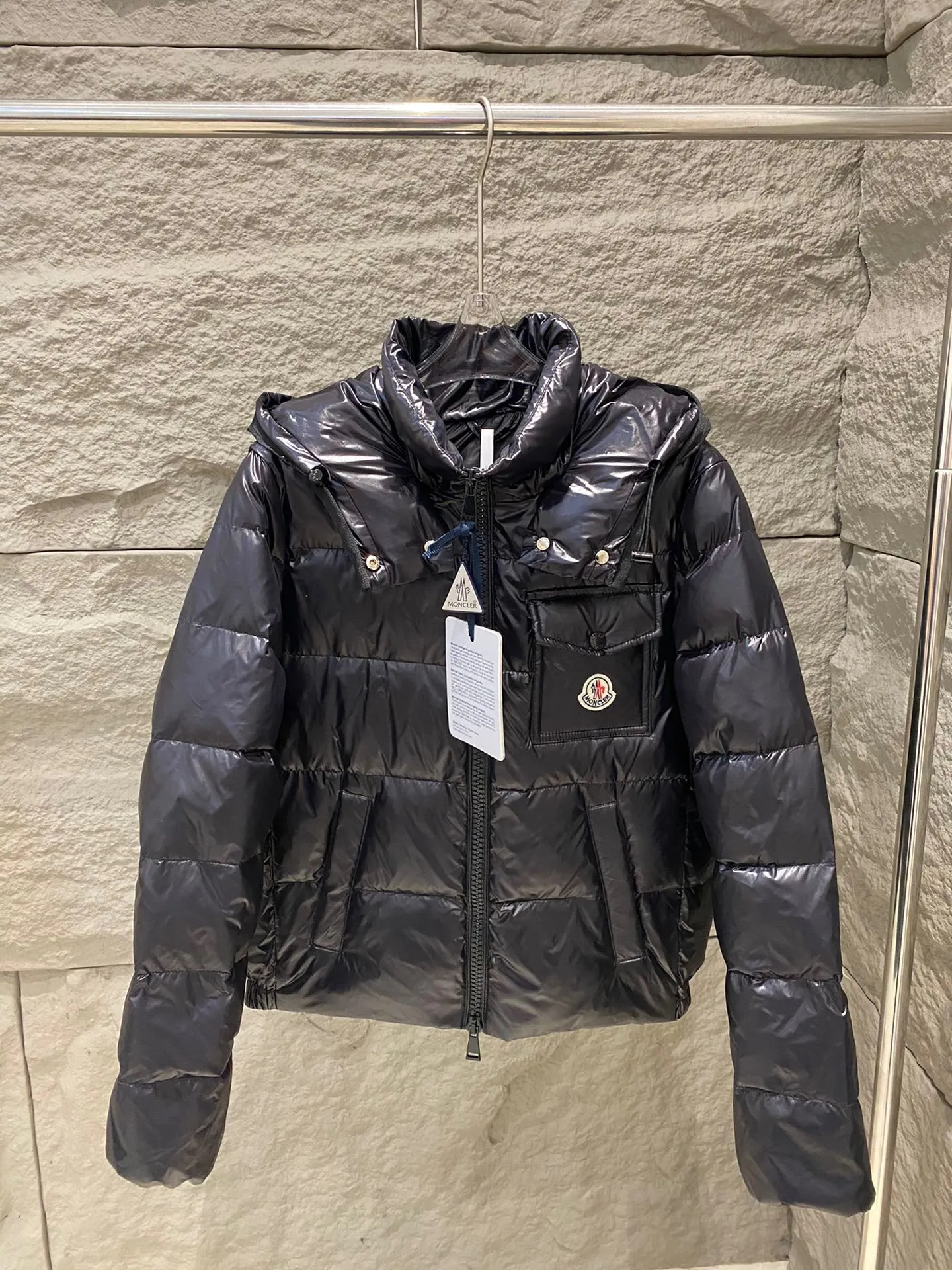 P720 Moncler/Mask Andro 24 autumn and winter detachable hooded short glossy short four-color women's down jacket. Super age-reducing version and ice cream cream color. Short version with elastic hem design. It is windproof and more generous and dignified than the A-line cloak version. Chest pocket design➕logo brand mark. The fabric is wash-free and waterproof for better care. The whole dress is mainly light on the upper body in terms of shape, thickness and accessory design. Multiple colors available. Color: White Black Pink Light Blue Size: 0-1-2-3