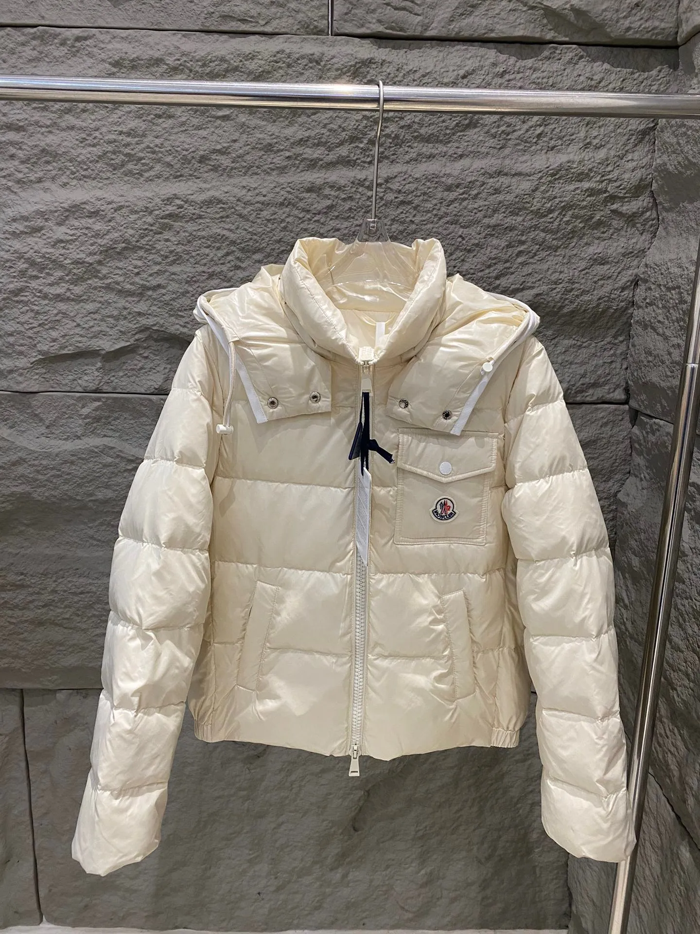 P720 Moncler/Mask Andro 24 autumn and winter detachable hooded short glossy short four-color women's down jacket. Super age-reducing version and ice cream cream color. Short version with elastic hem design. It is windproof and more generous and dignified than the A-line cloak version. Chest pocket design➕logo brand mark. The fabric is wash-free and waterproof for better care. The whole dress is mainly light on the upper body in terms of shape, thickness and accessory design. Multiple colors available. Color: White Black Pink Light Blue Size: 0-1-2-3