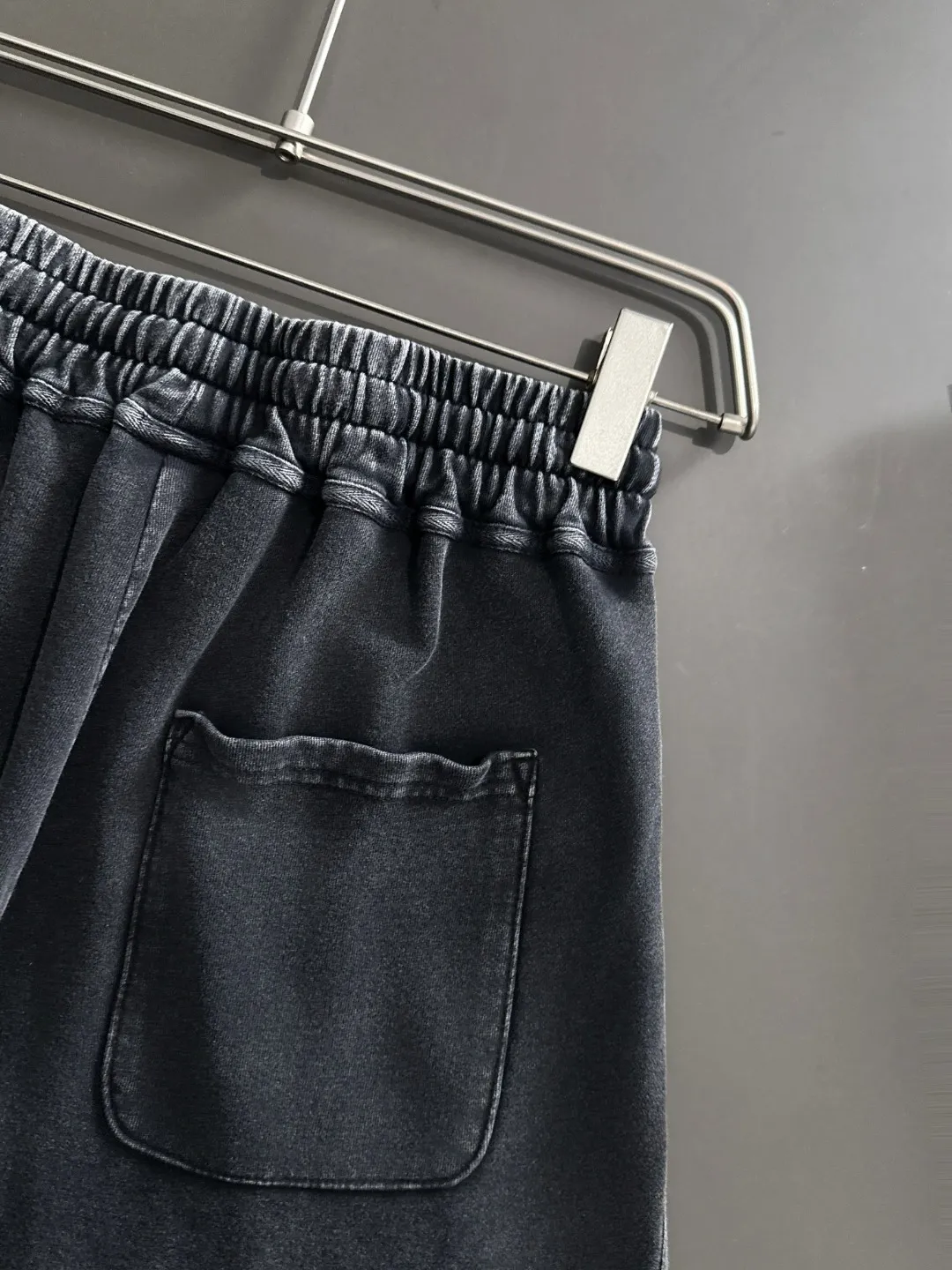 Next day shipment P300 High quality MONCLER/muzzle 2025 spring and summer new style high-definition elastic band casual solid color loose shorts, made with machines imported from Italy. The hem of the trousers is stitched with two needles. The stitching is fine and firm. The fabric is customized at the counter and has high breathability and comfort. The details are impeccable. The brand element design concept reflects high quality. It feels delicate and soft! It presents a casual cut and the upper body shape is great! Size: S-XXL