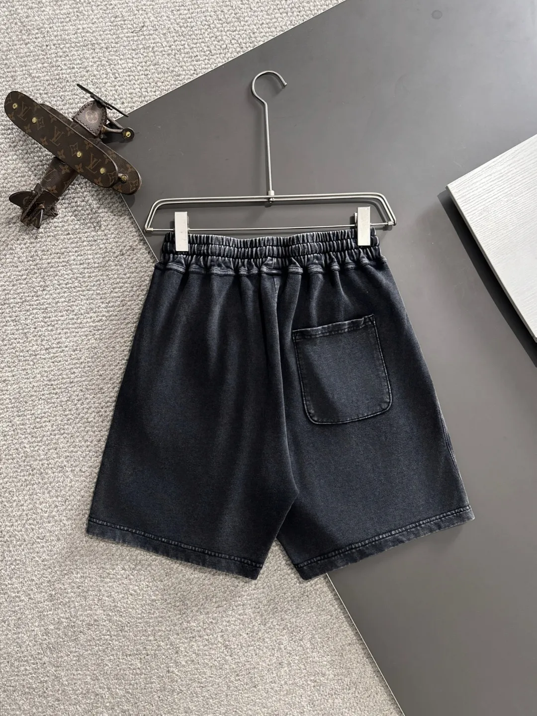 Next day shipment P300 High quality MONCLER/muzzle 2025 spring and summer new style high-definition elastic band casual solid color loose shorts, made with machines imported from Italy. The hem of the trousers is stitched with two needles. The stitching is fine and firm. The fabric is customized at the counter and has high breathability and comfort. The details are impeccable. The brand element design concept reflects high quality. It feels delicate and soft! It presents a casual cut and the upper body shape is great! Size: S-XXL